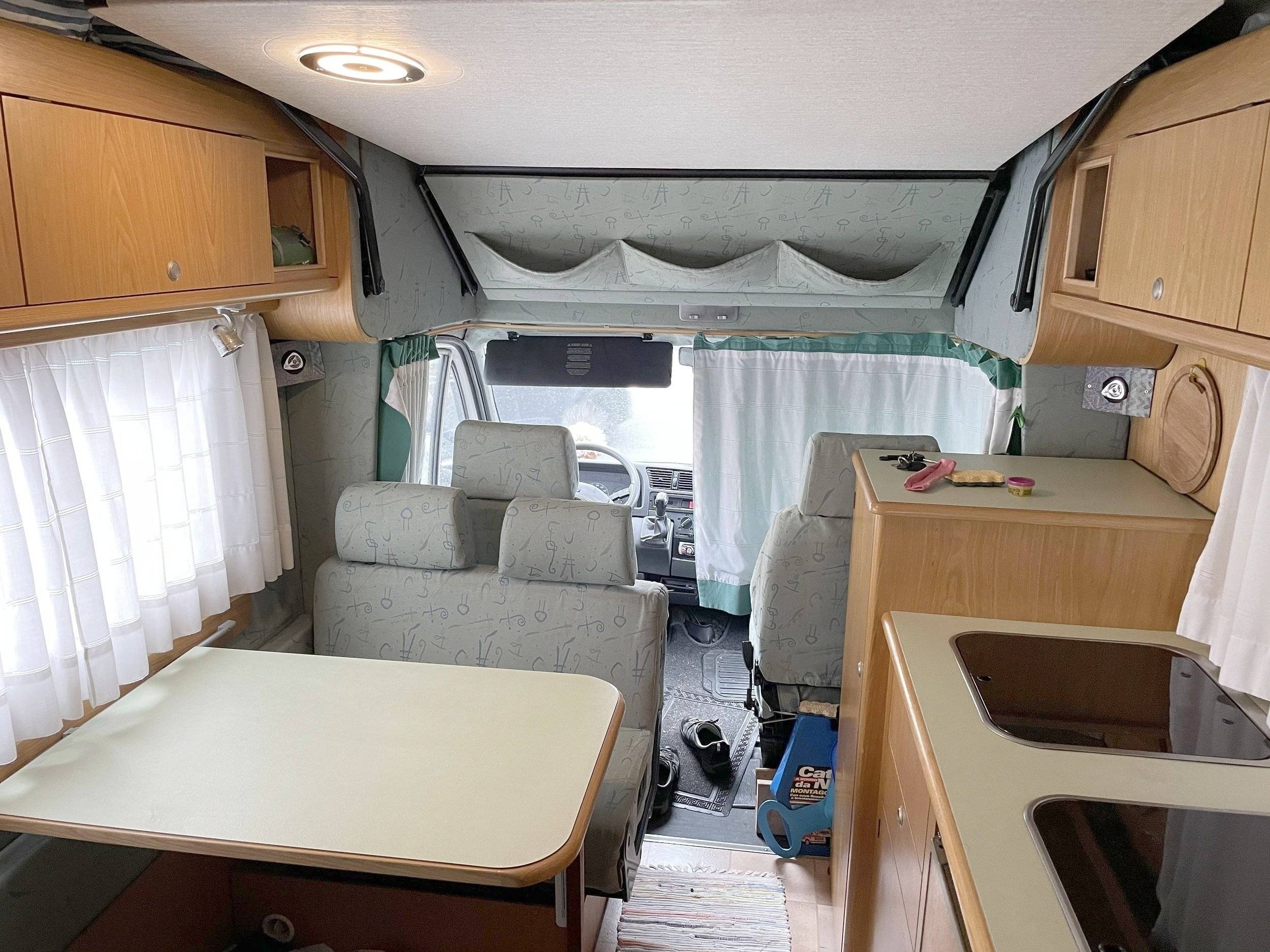 Dining Area Fiat Ducato 2,8 l 115 ch/Al-Ko - Yescapa