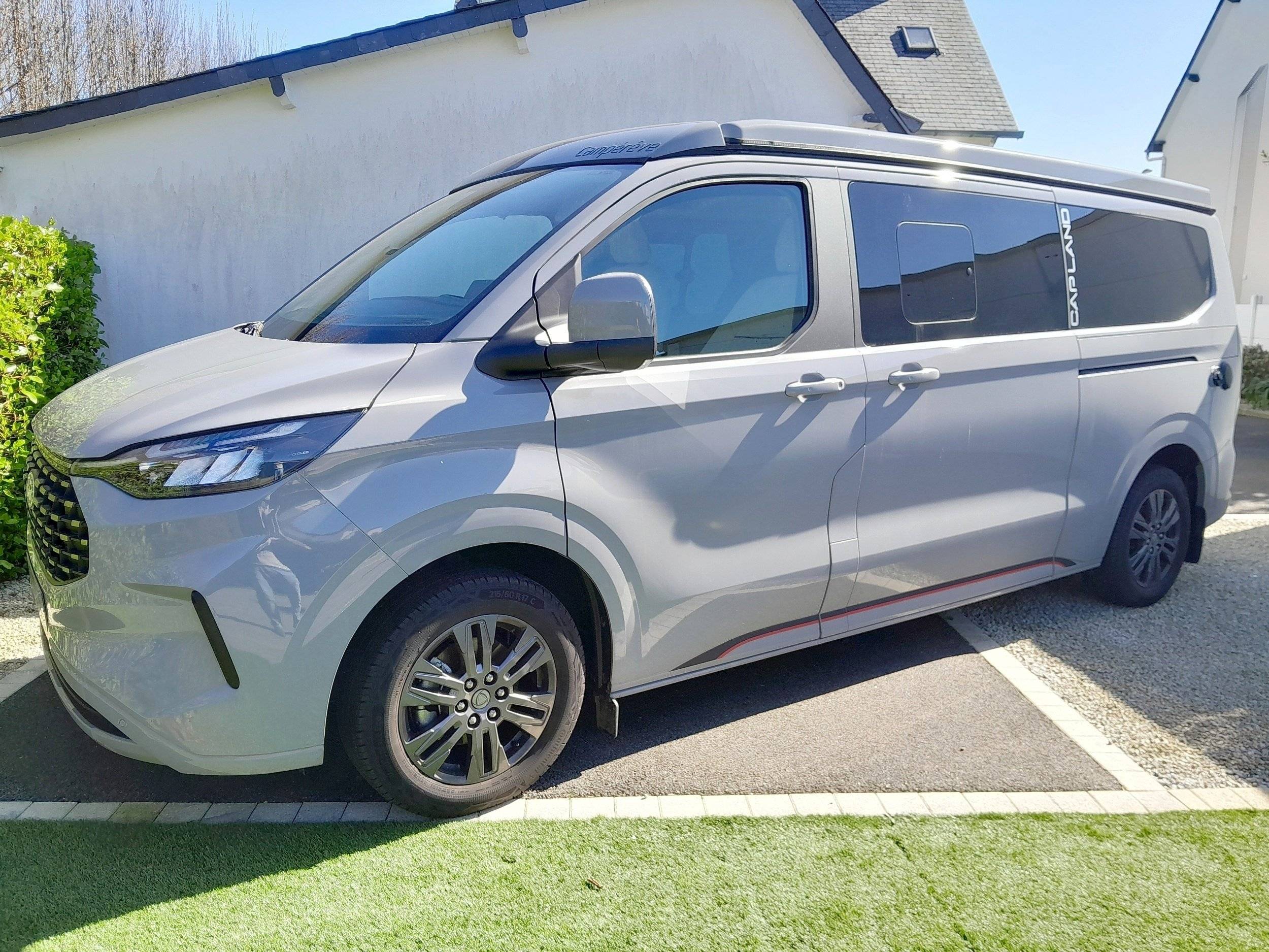 schräge Vorderansicht  - Yescapa