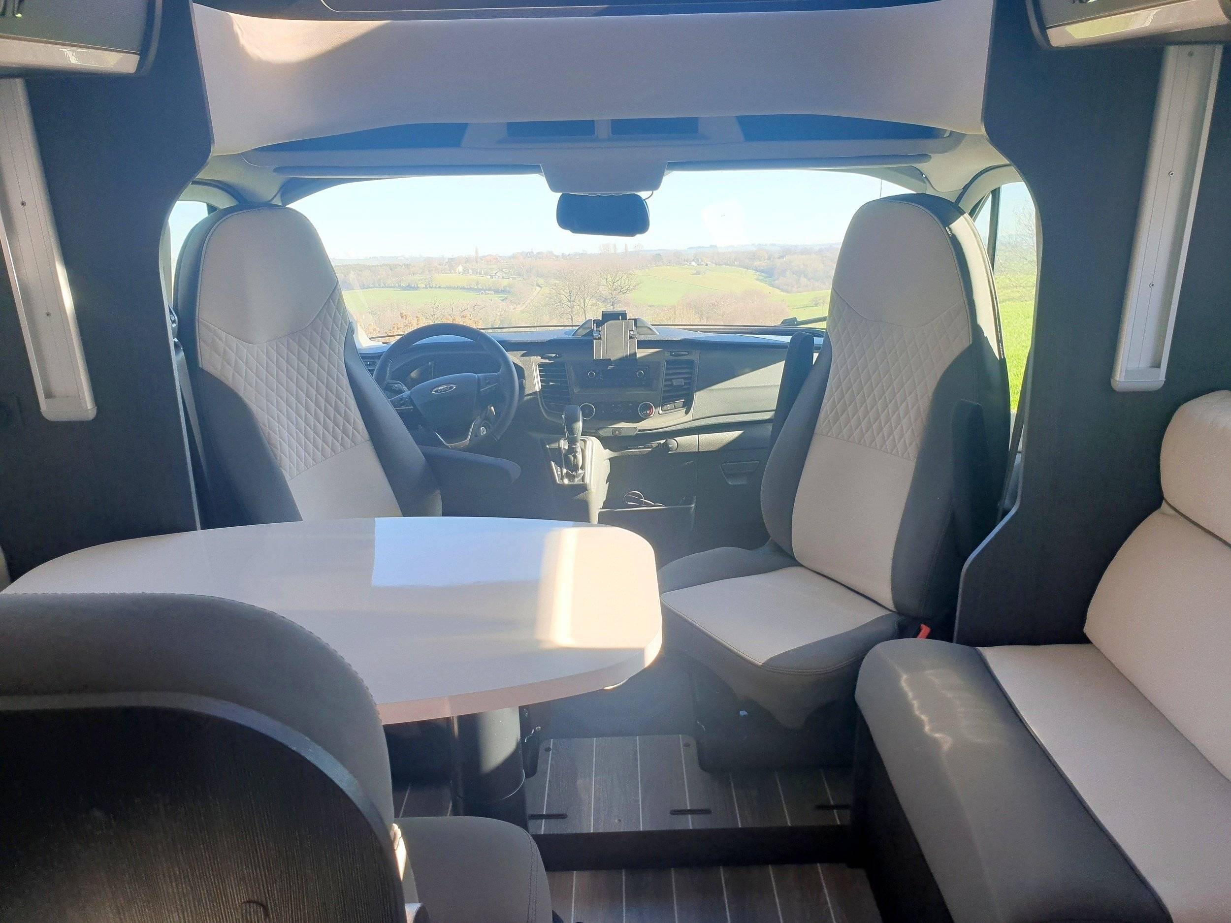 Dining Area Ford 170cv automatique - Yescapa