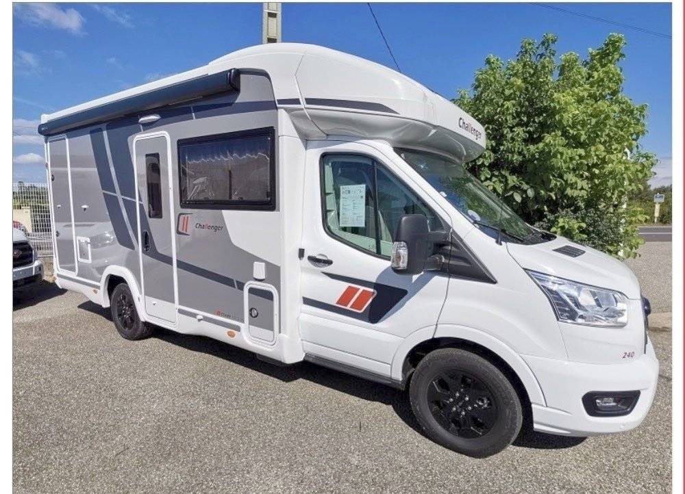 Front view from 3/4 Ford Transit 2,0 l 170 ch - Yescapa