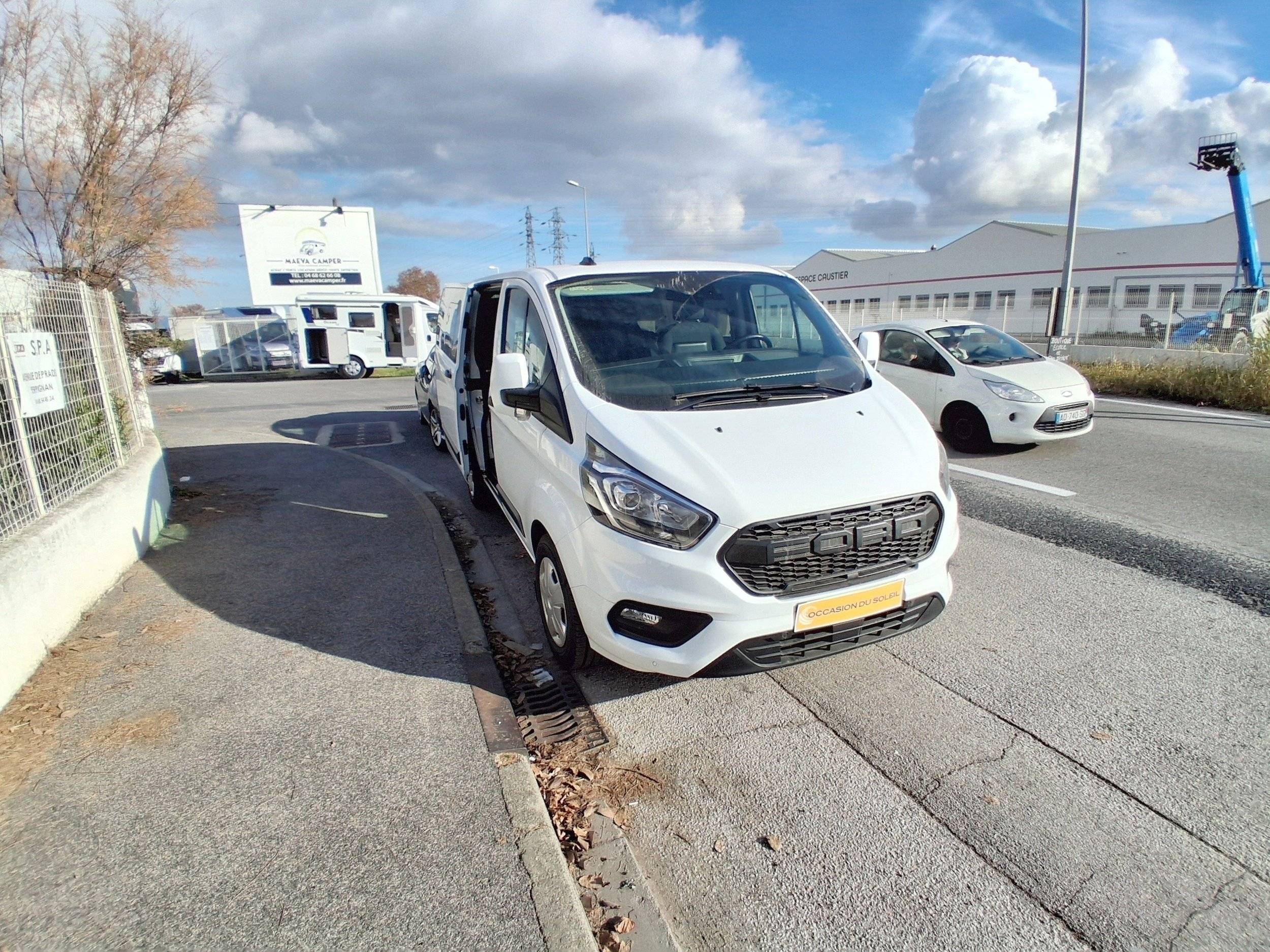 Front view from 3/4 Ford CUSTOM TRANSIT - Yescapa