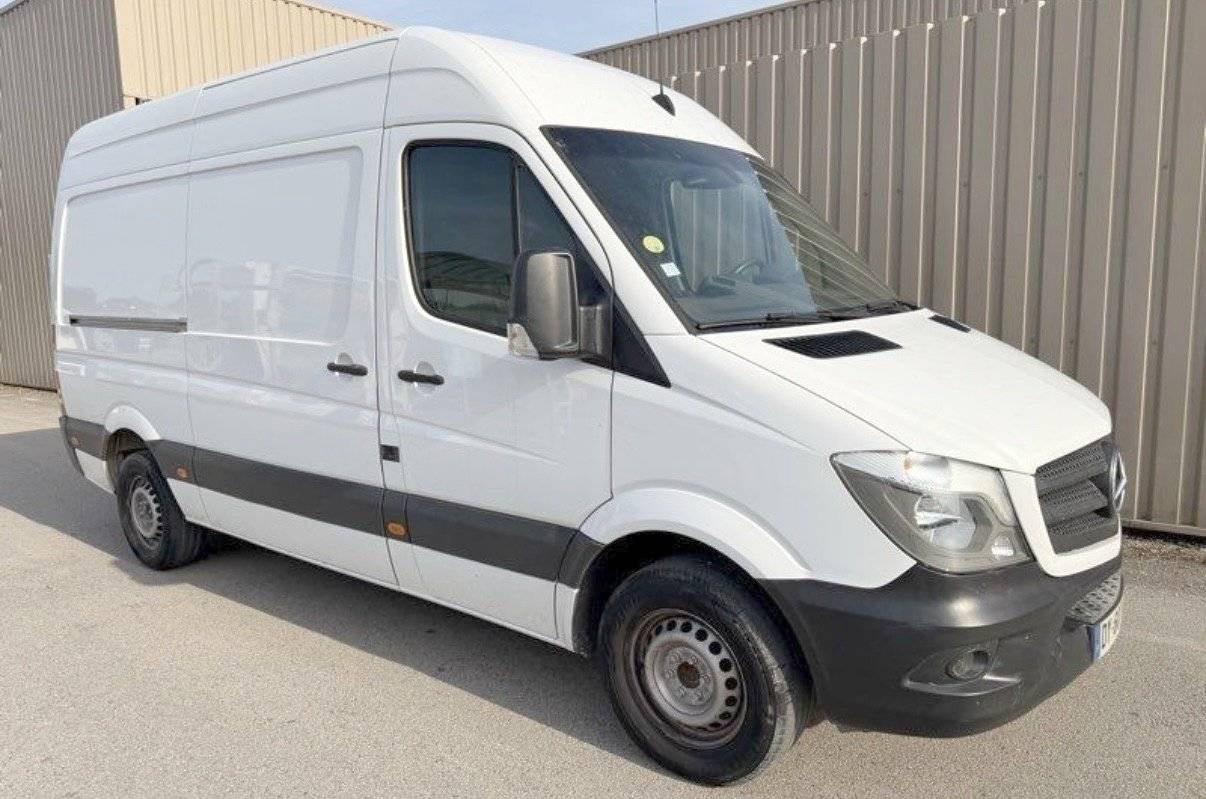 Vista de 3/4 Mercedes Sprinter 313CDI - Yescapa