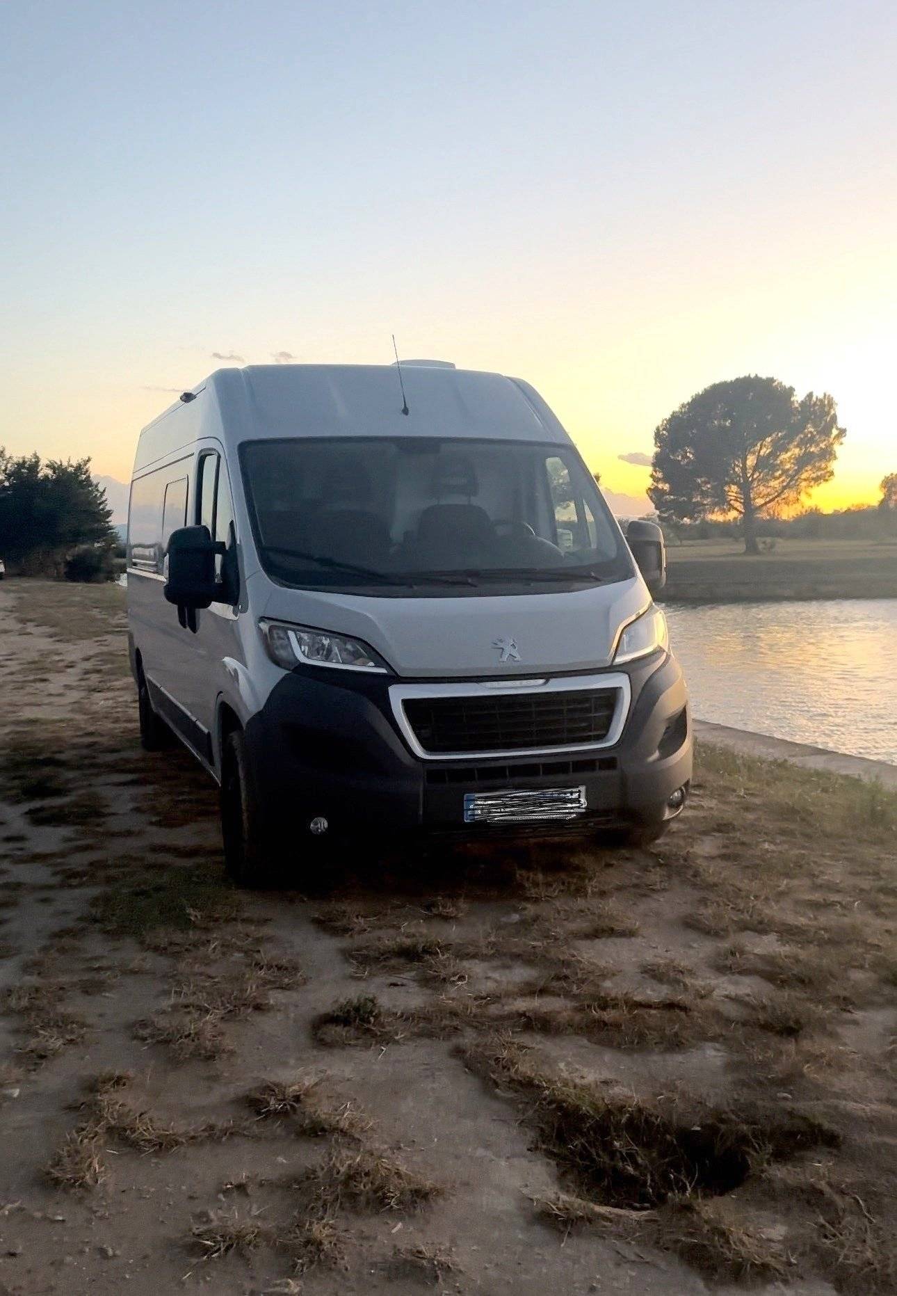 Voorkant 3/4 Peugeot Boxer - Yescapa