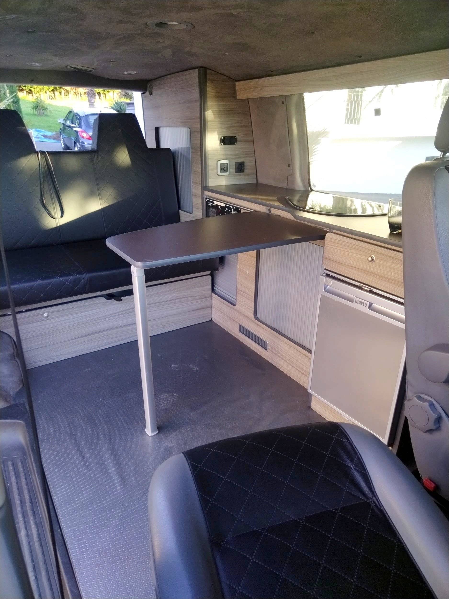 Área de jantar Volkswagen T5 2,5l 174 ch - Yescapa