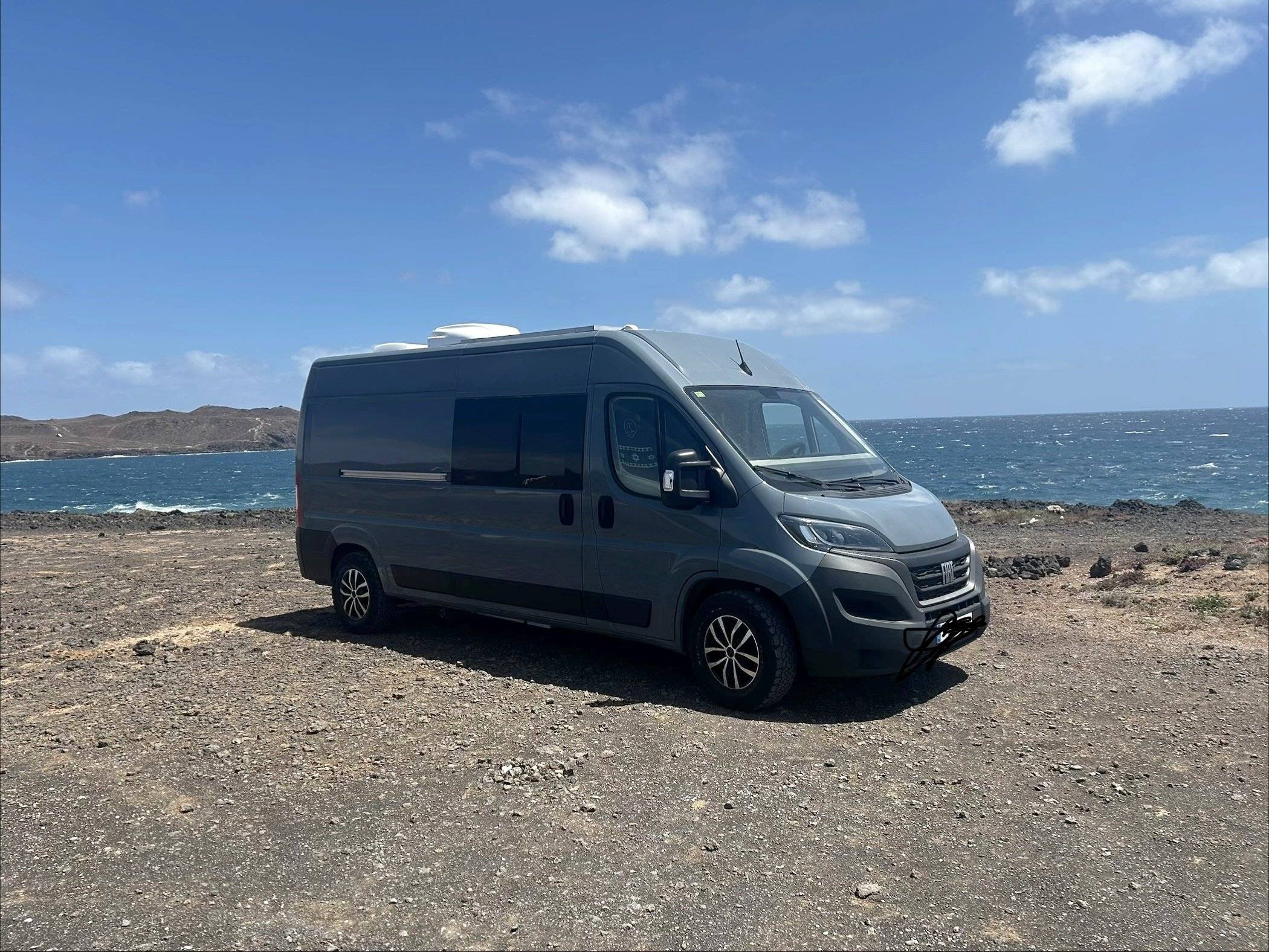 Vista del vehicle angle davanter Fiat - Yescapa