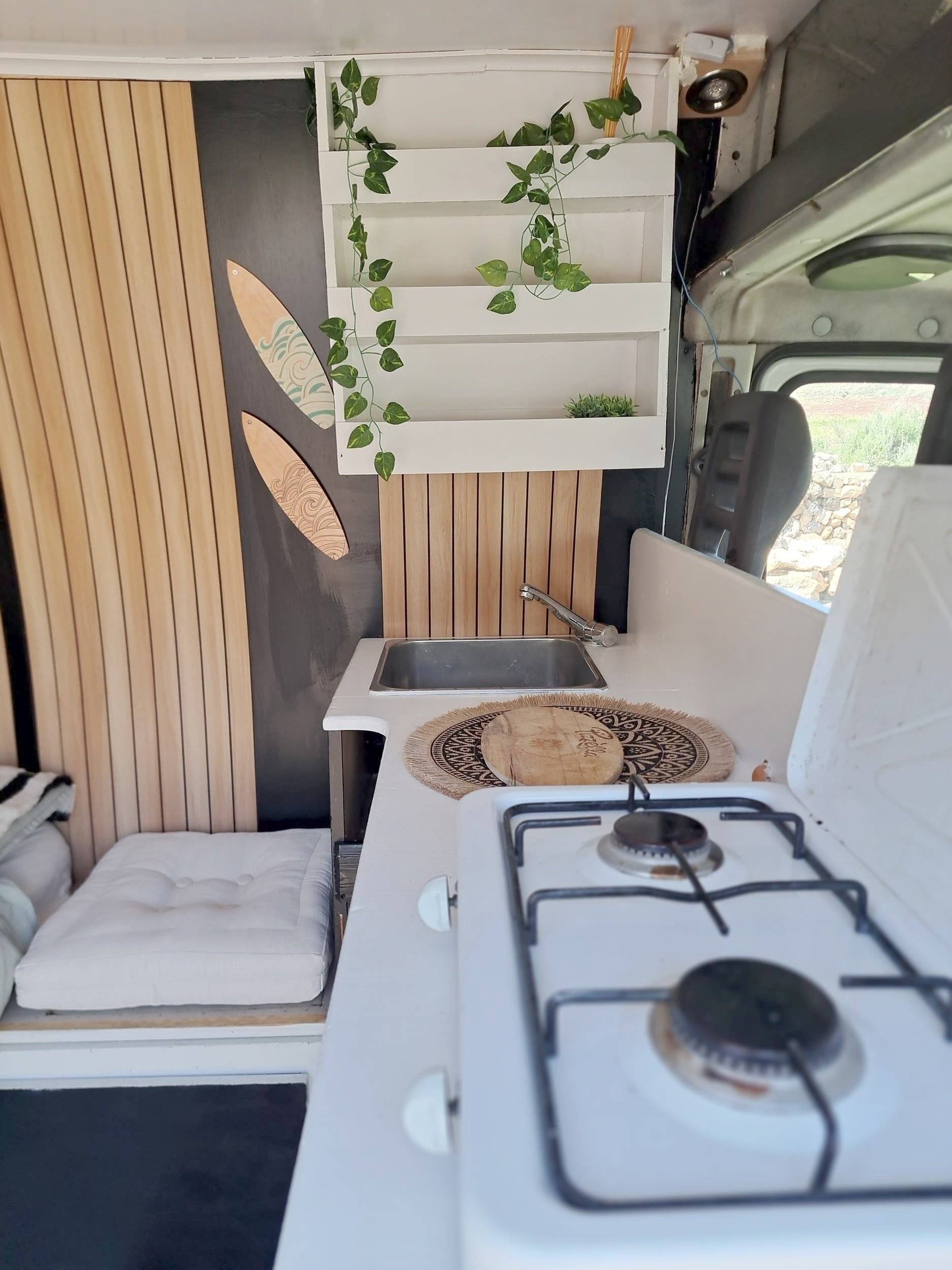 Dining Area Peugeot Boxer - Yescapa