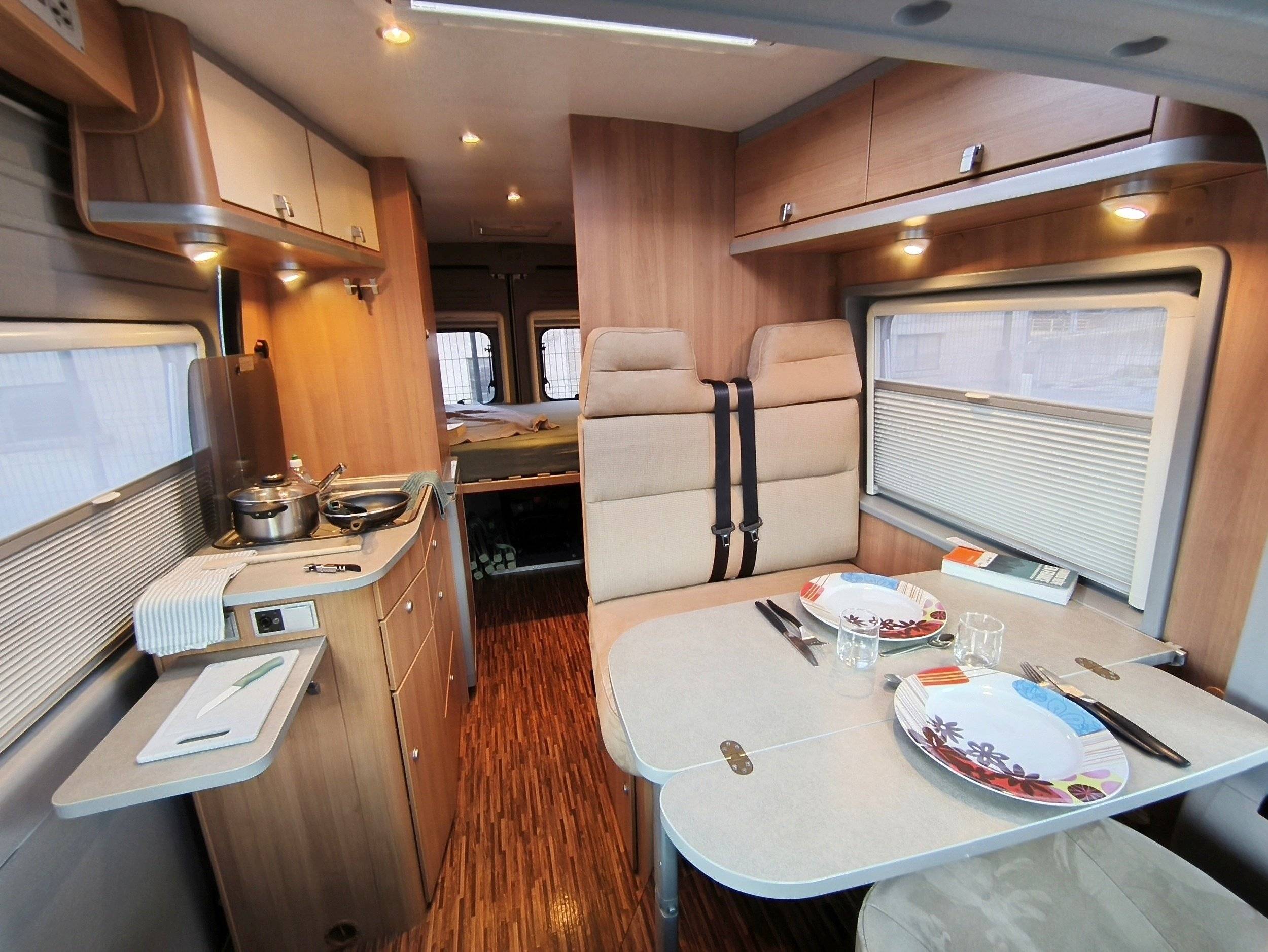 Dining Area Fiat Ducato 2,3 l Multijet 120 ch. - Yescapa