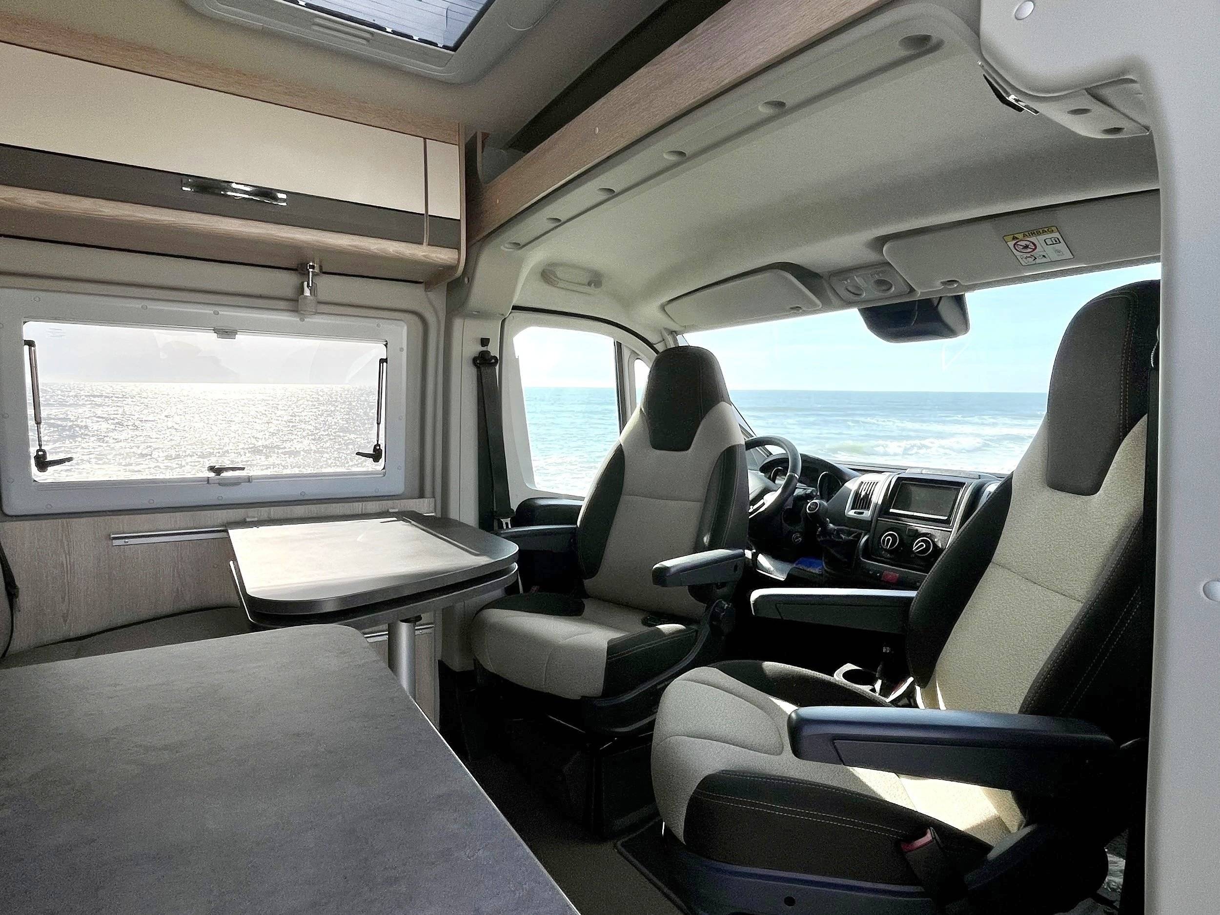 Área de jantar Citroën Jumper 2,2 HDi 140 - Yescapa