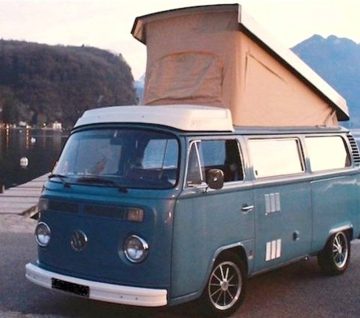 Front view from 3/4 Volkswagen Combi Bay WindowT2 - Yescapa