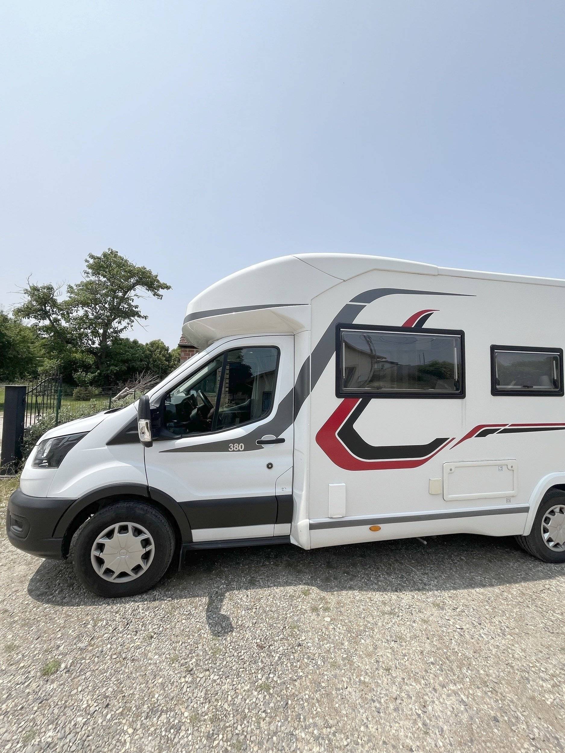 Vista del vehicle angle davanter Ford Transit 2,0 l 130 ch - Yescapa