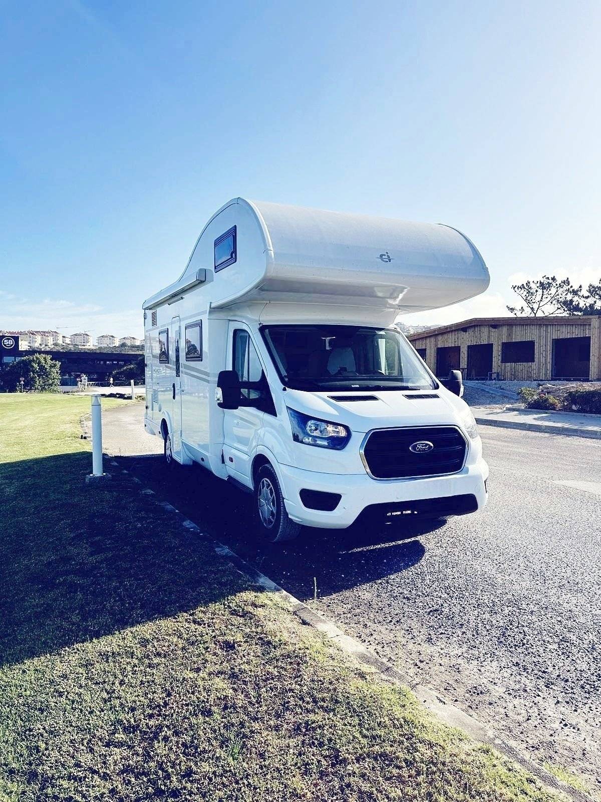 Voorkant 3/4 Ford ford transit - Yescapa