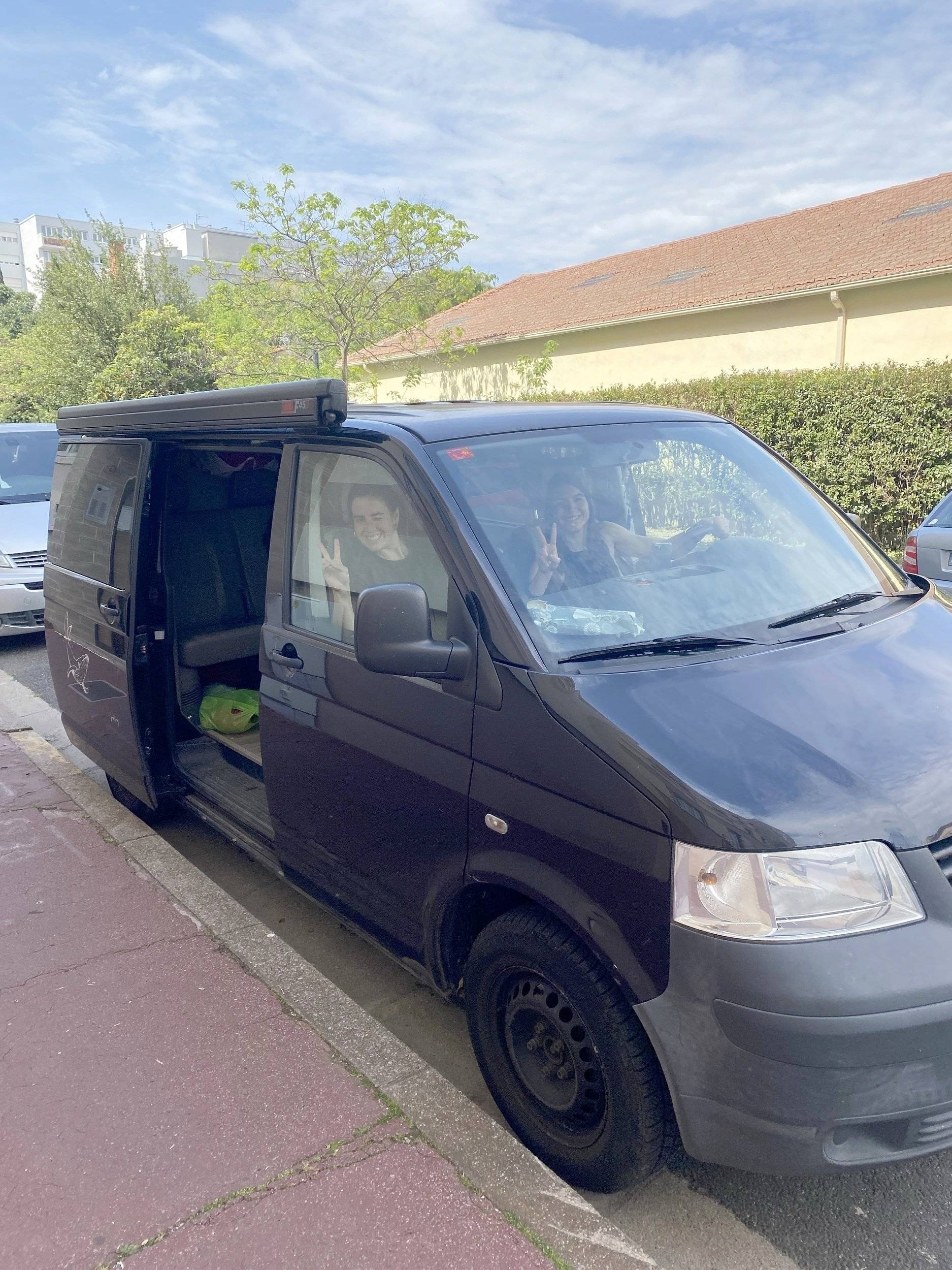 Vue avant de 3/4 Volkswagen T5 Transporter 1,9 TDI 114cv - Yescapa