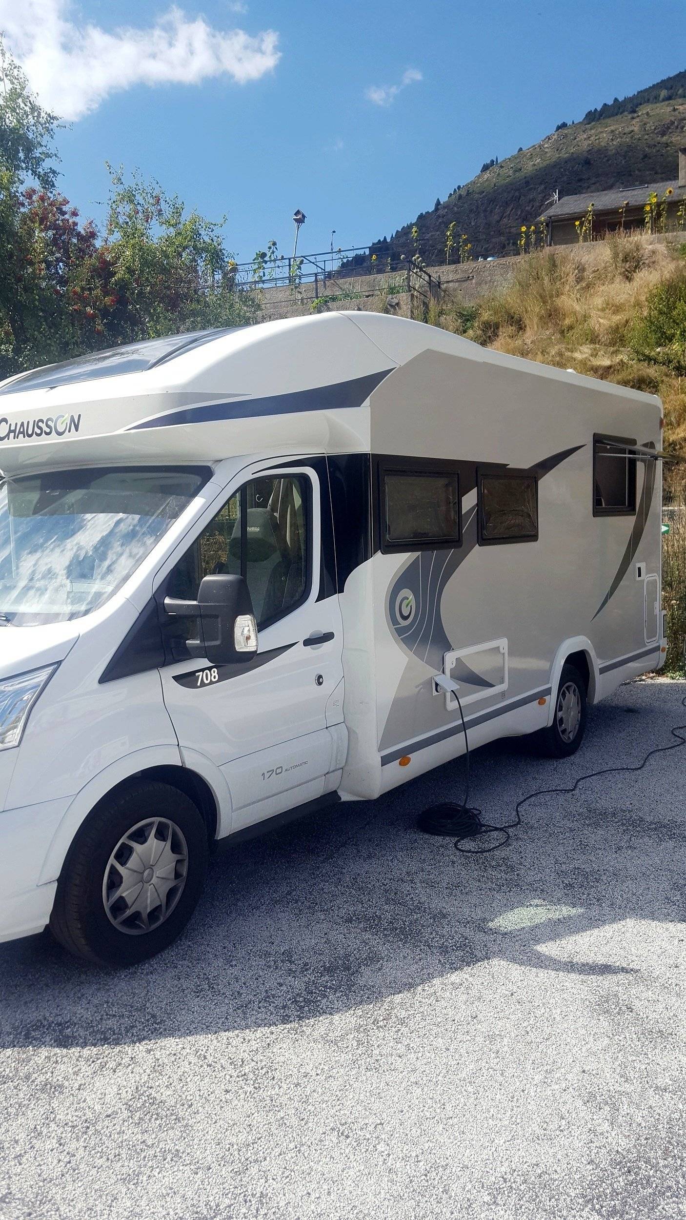 Front view from 3/4 Ford Transit 170 cv BA - Yescapa