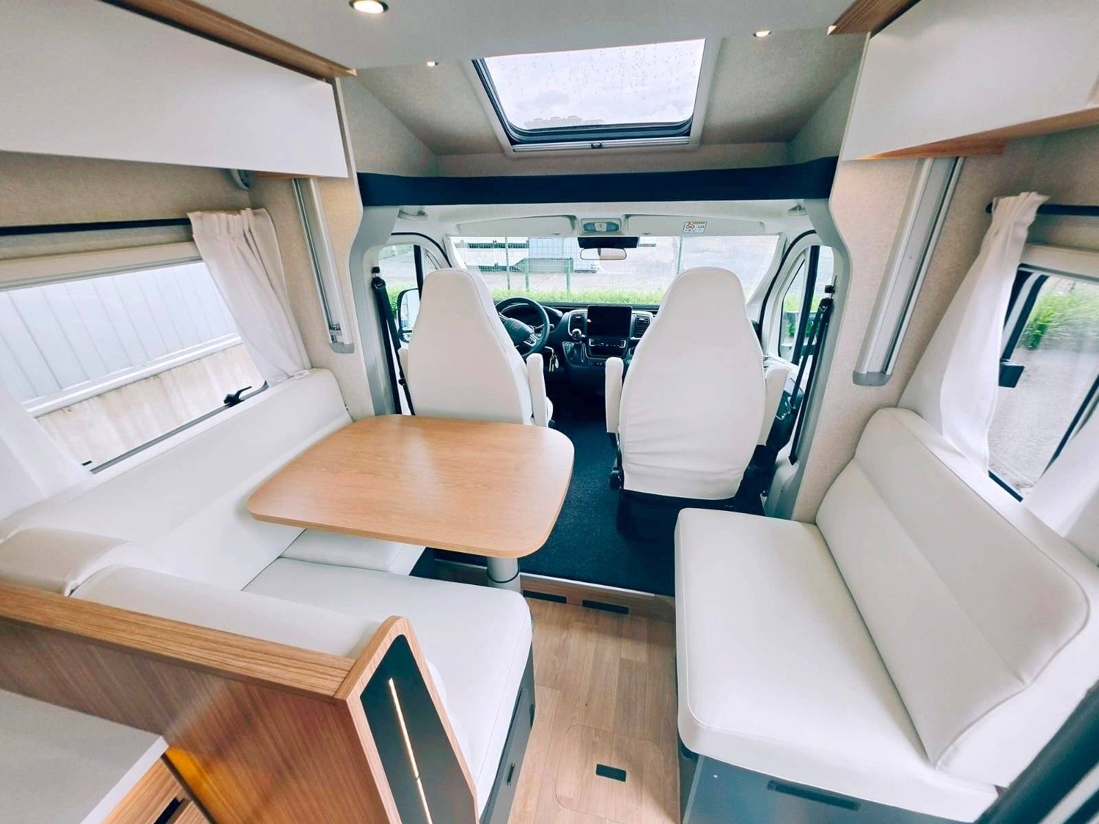 Dining Area Fiat Ducato 2,3 l 180 ch/Al-Ko - Yescapa