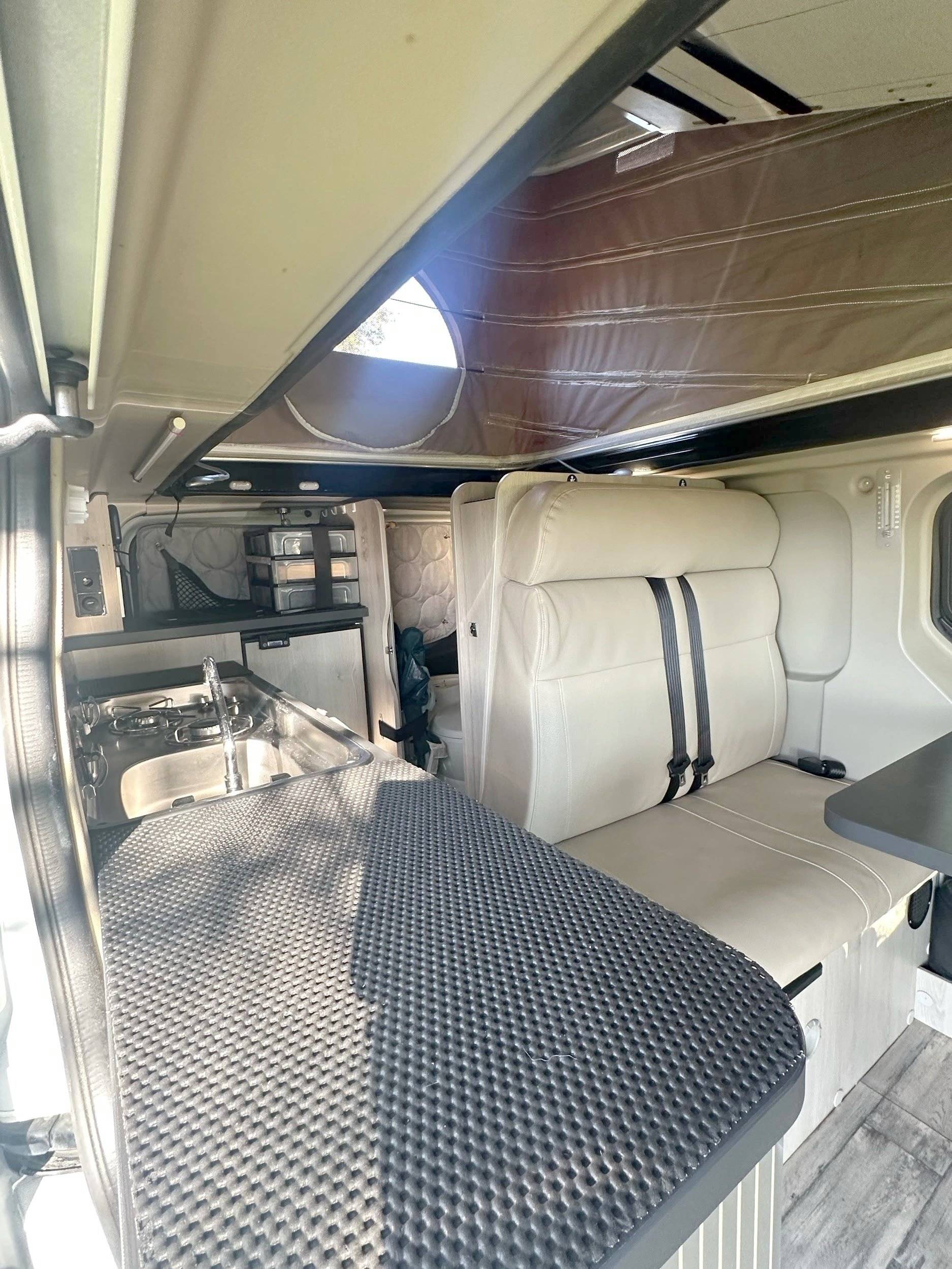 Coin repas Renault Trafic 1,6 l 145 ch - Yescapa