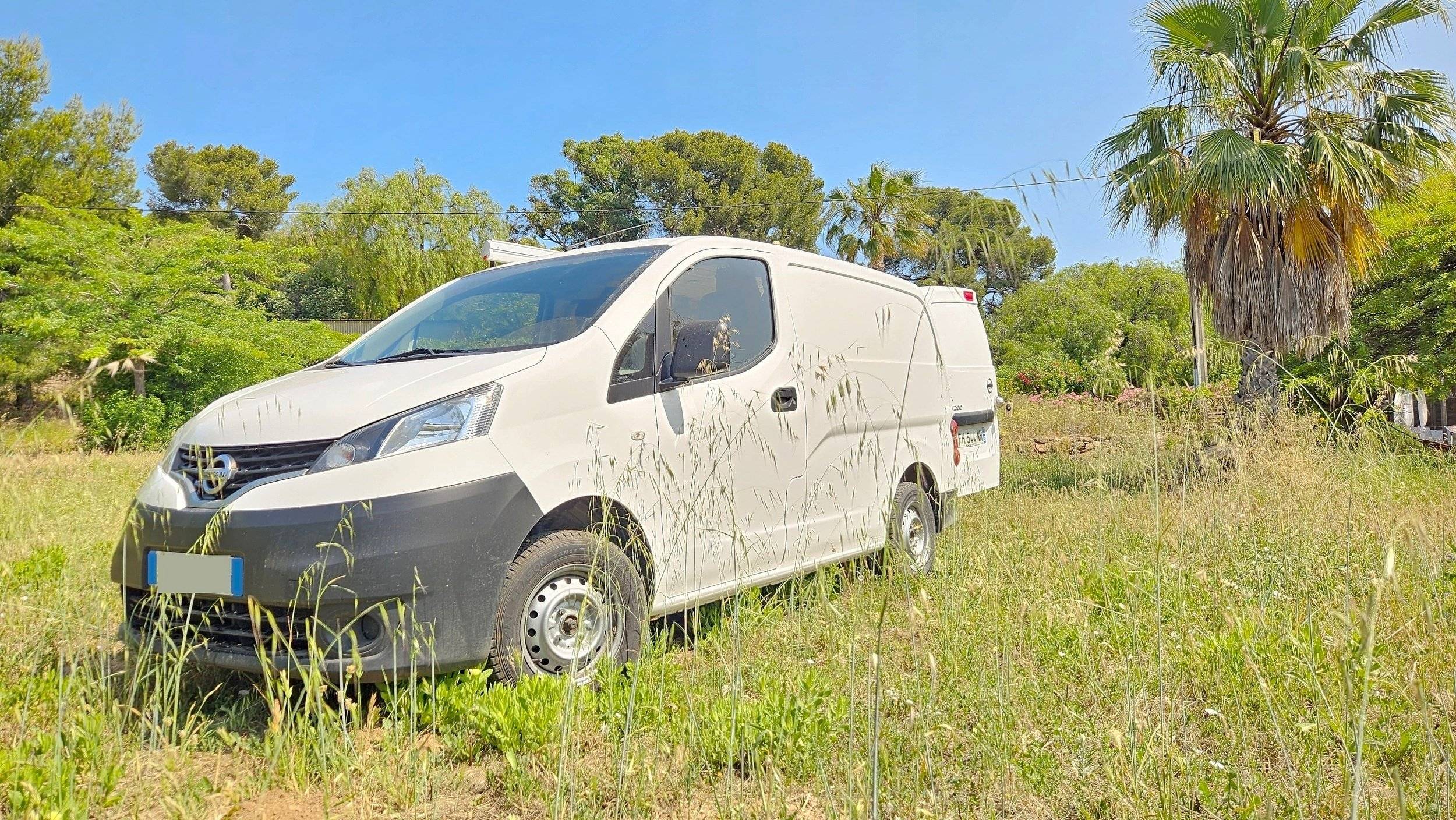 Vista de 3/4 Nissan NV200 - Yescapa