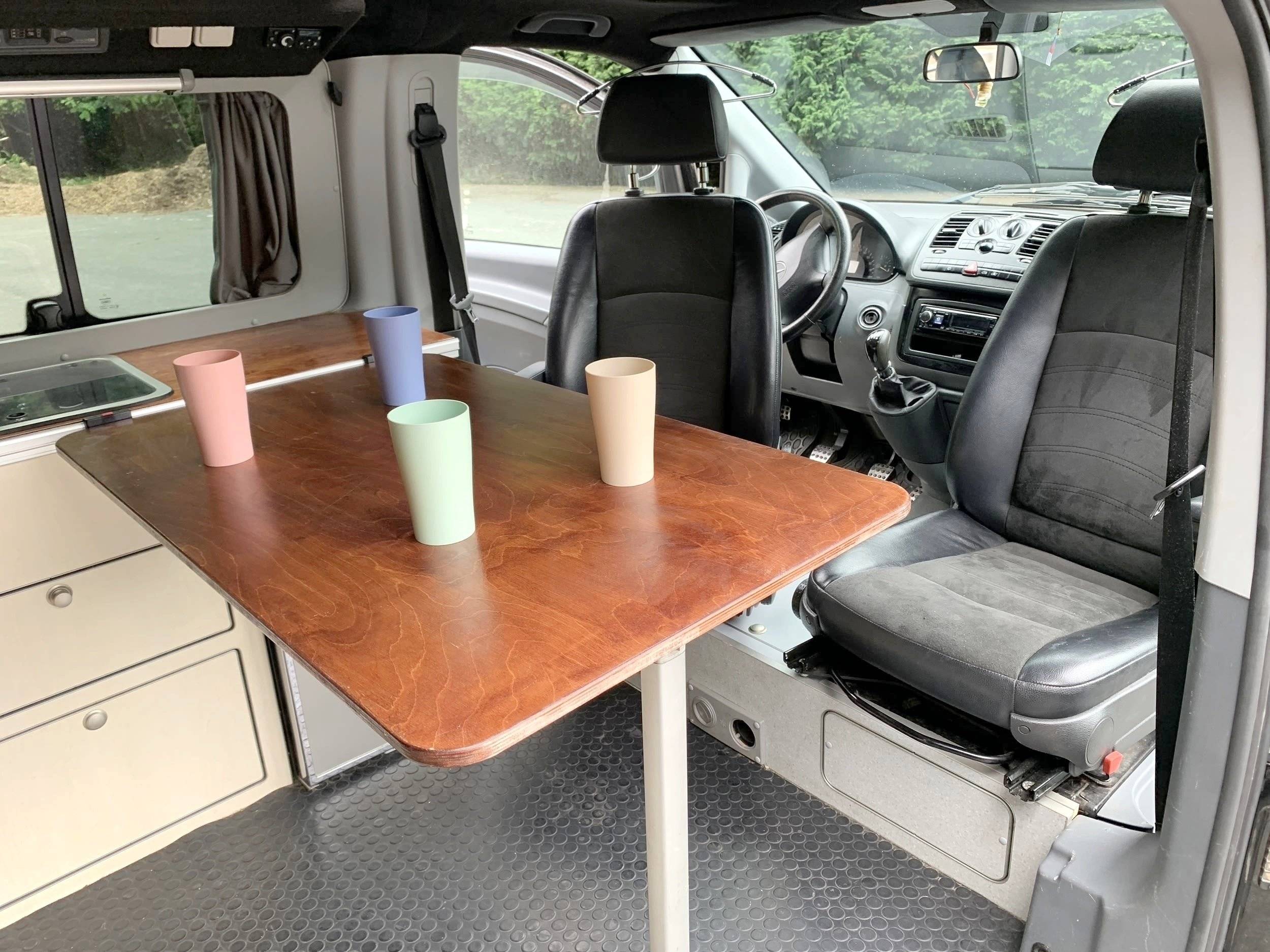 Dining Area Mercedes Vito 111 - Yescapa