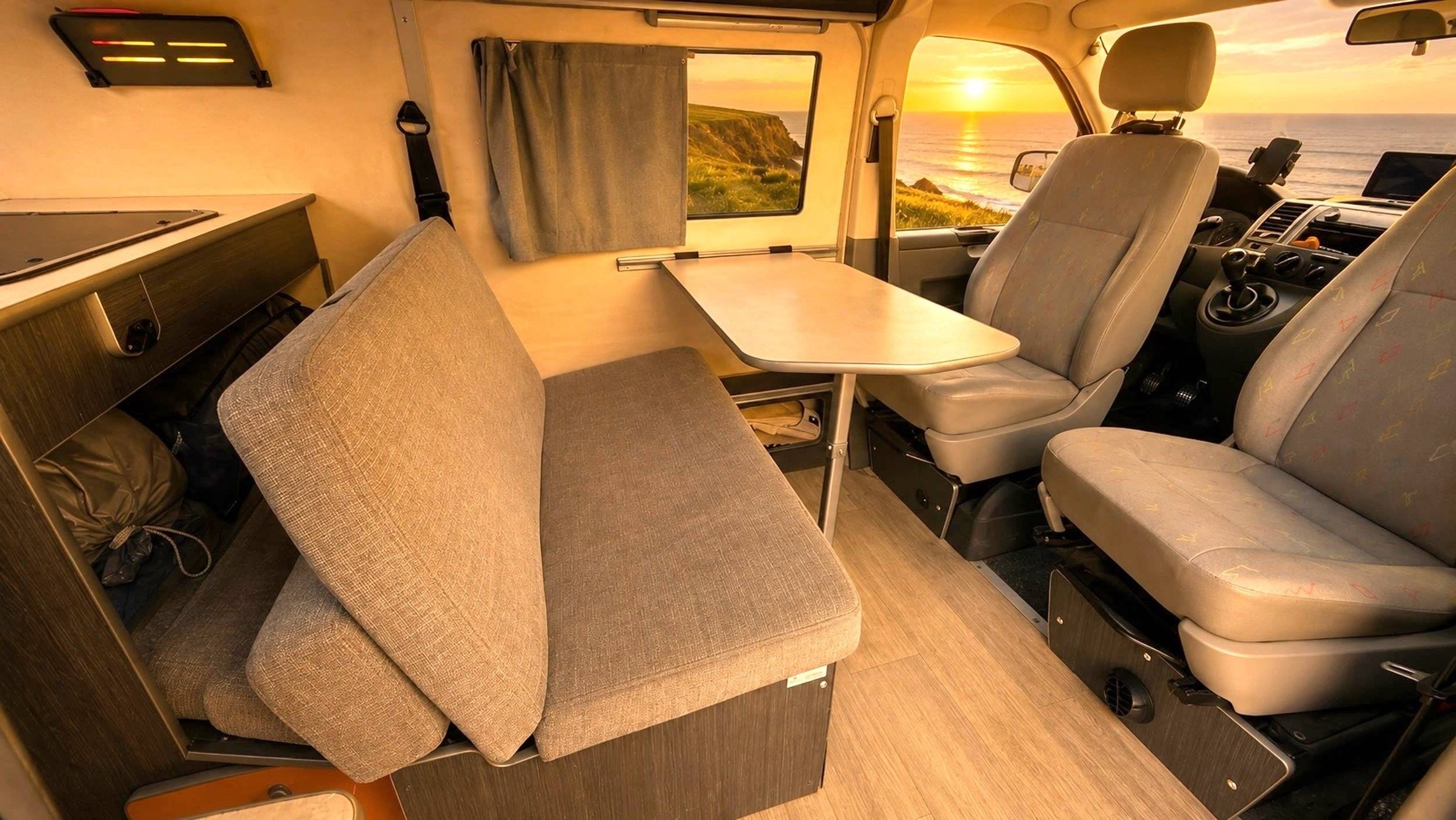 Área de jantar Volkswagen T5 2 l 102 ch - Yescapa
