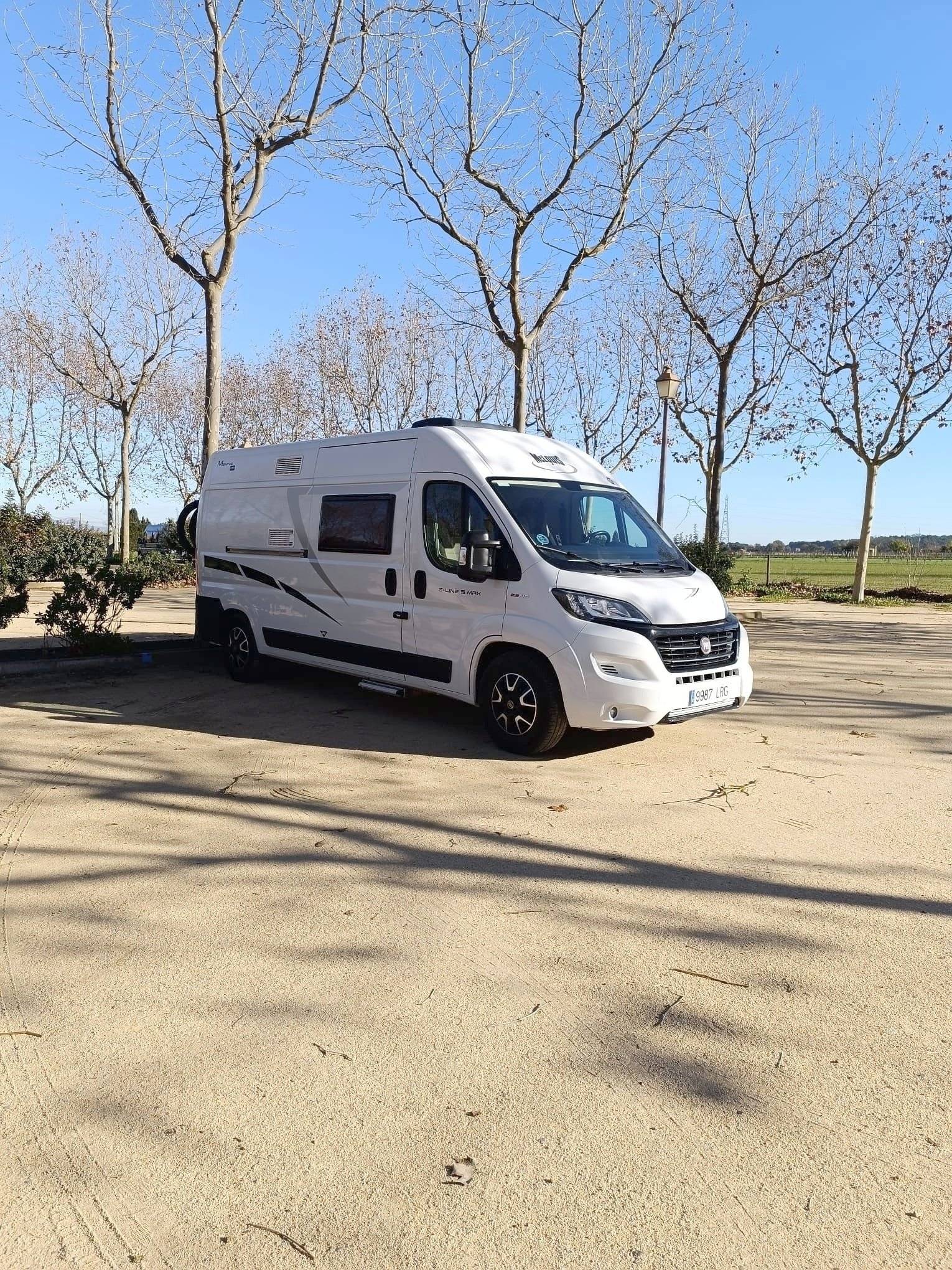 schräge Vorderansicht Fiat - Yescapa