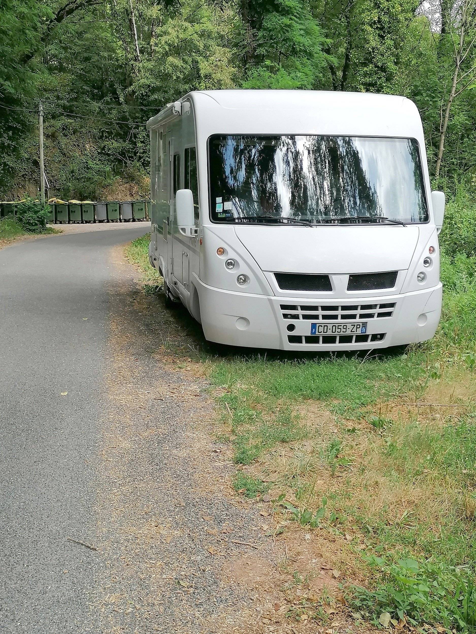 Front view from 3/4  - Yescapa