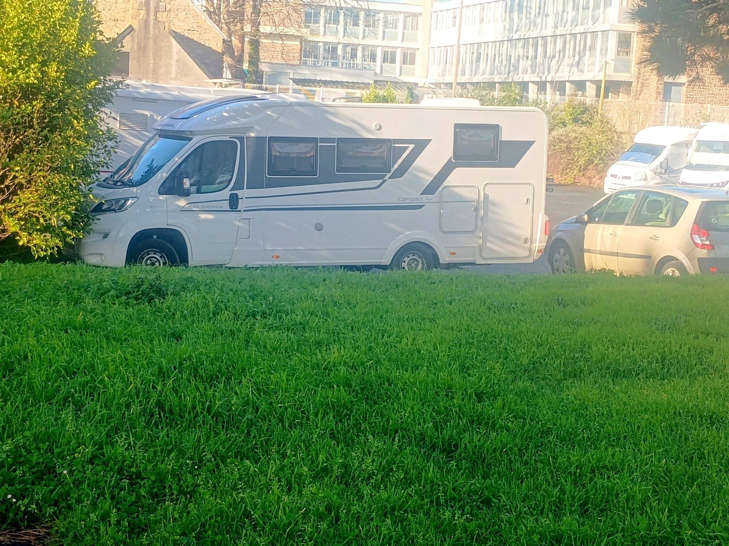 Vue avant de 3/4 Fiat compact - Yescapa