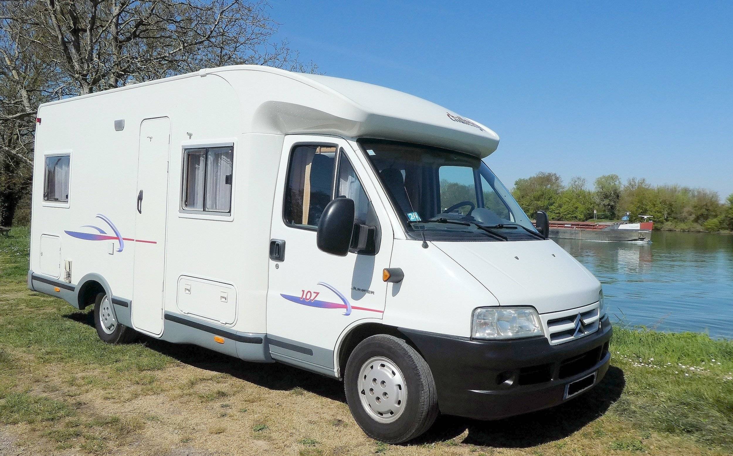 Vista frontale a ¾ Citroën Jumper 2,2 l 130 ch - Yescapa