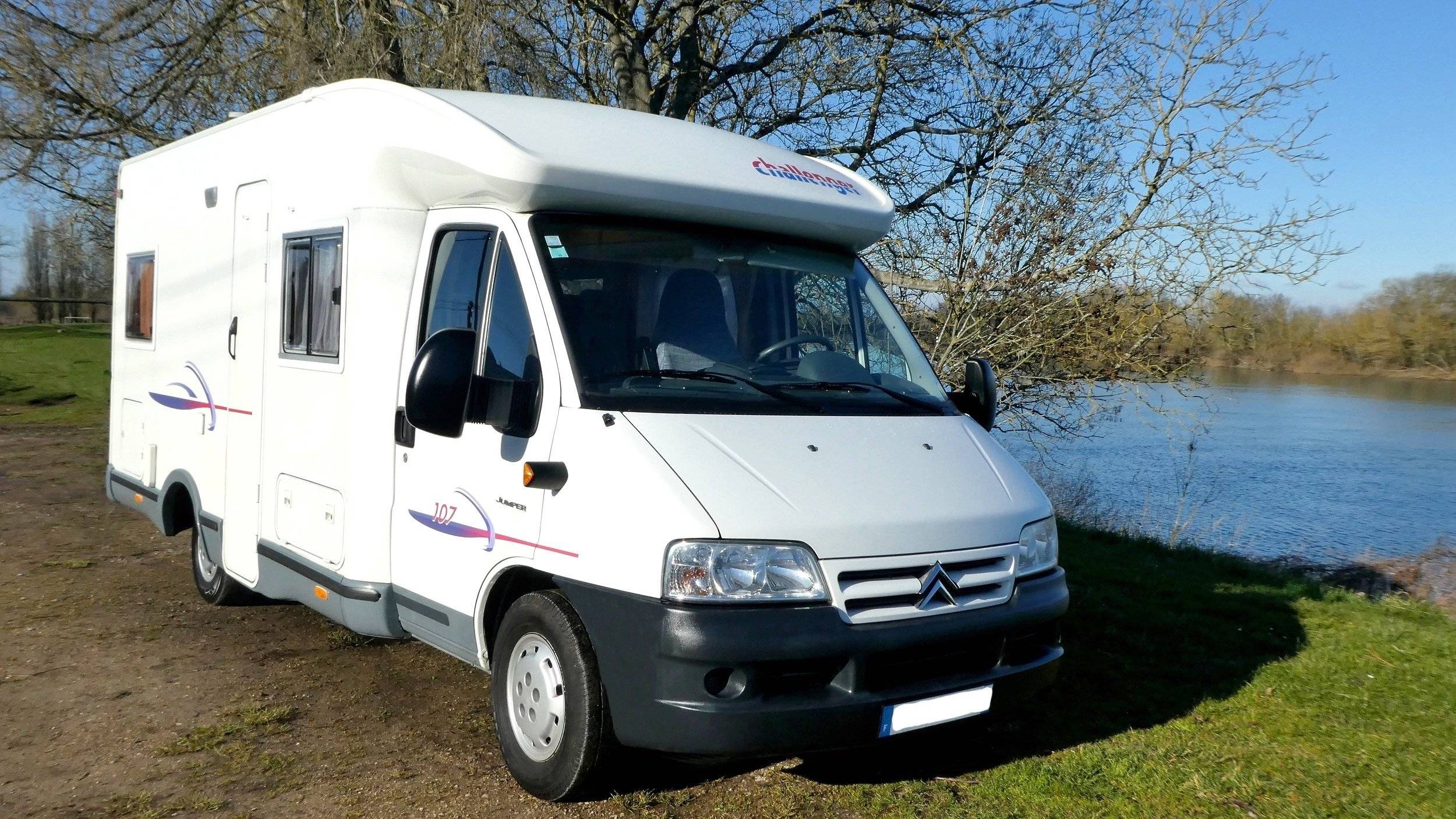 schräge Vorderansicht Citroën Jumper 2,2 l 130 ch - Yescapa