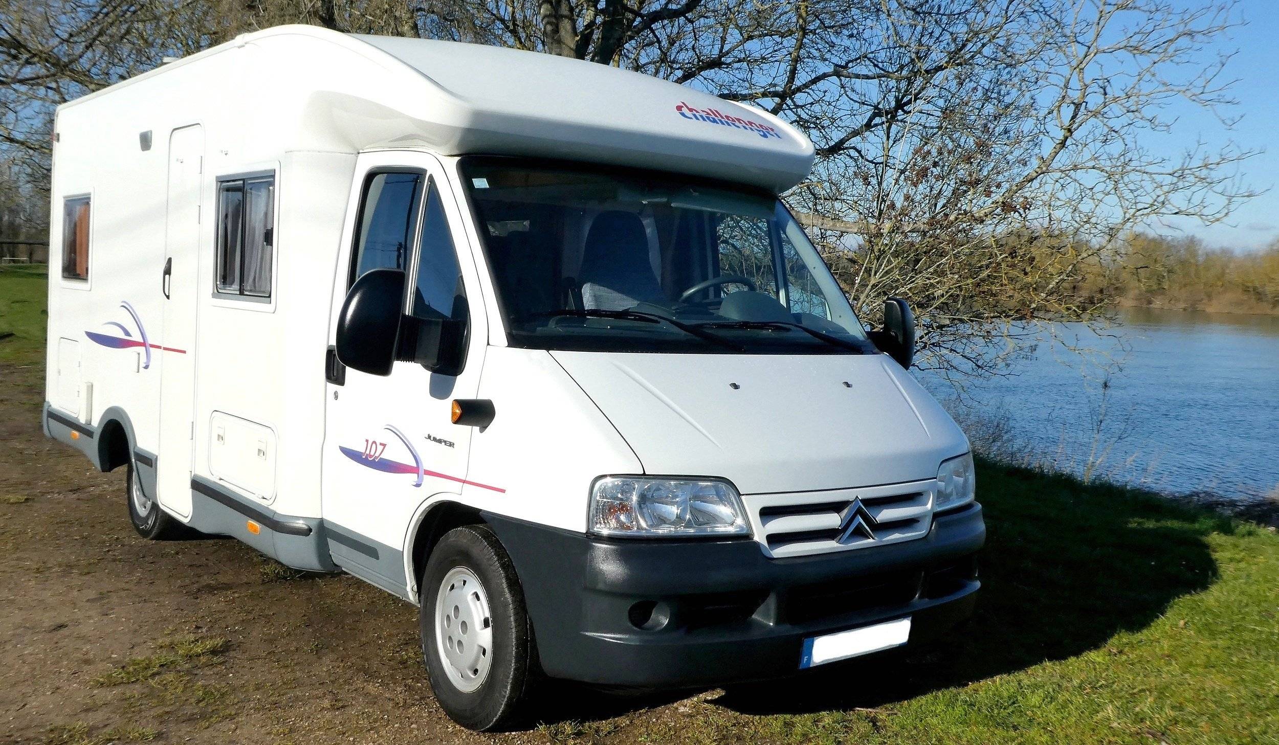 Vue avant de 3/4 Citroën Jumper 2,2 l 130 ch - Yescapa