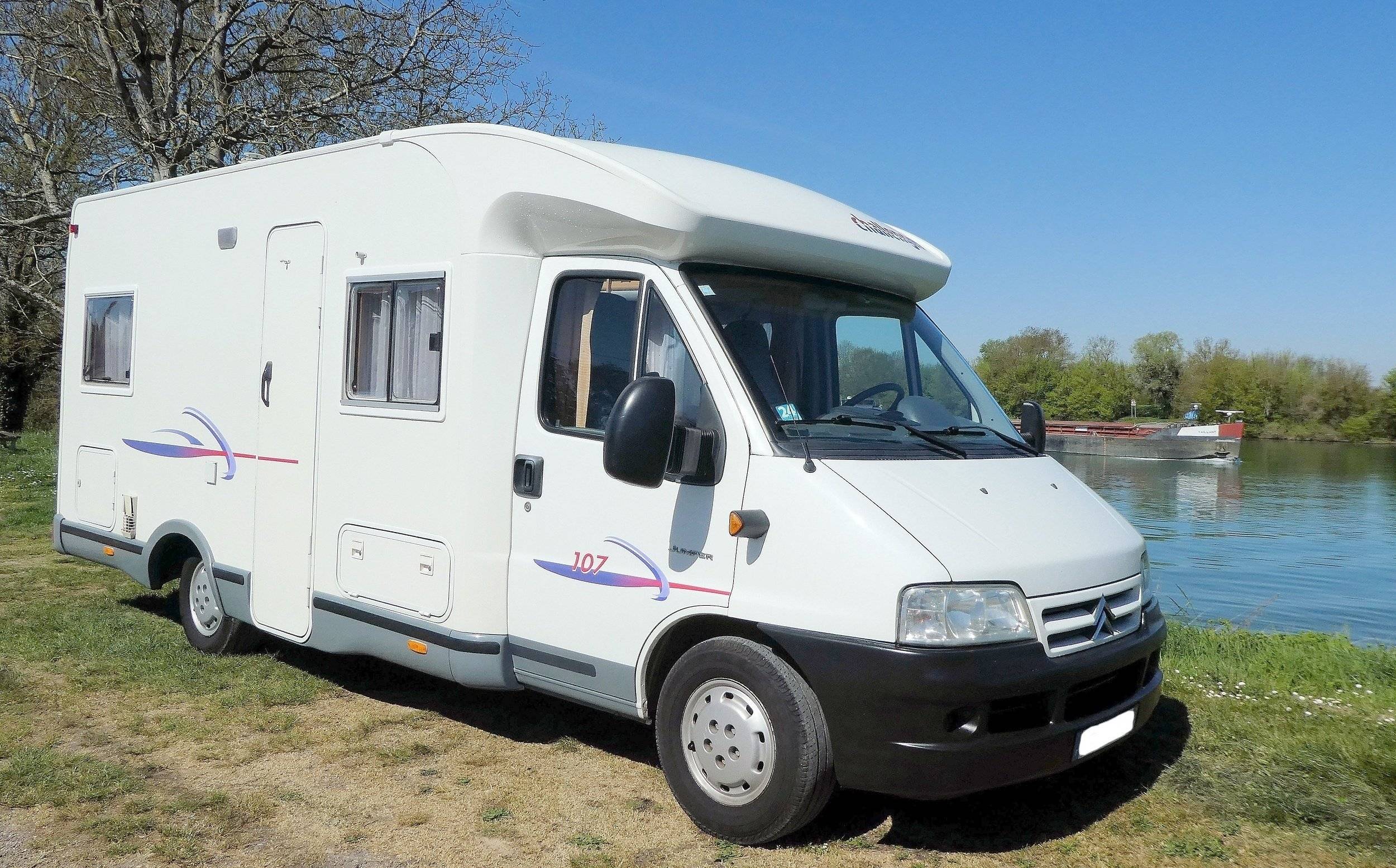 Vista de 3/4 Citroën Jumper 2,2 l 130 ch - Yescapa