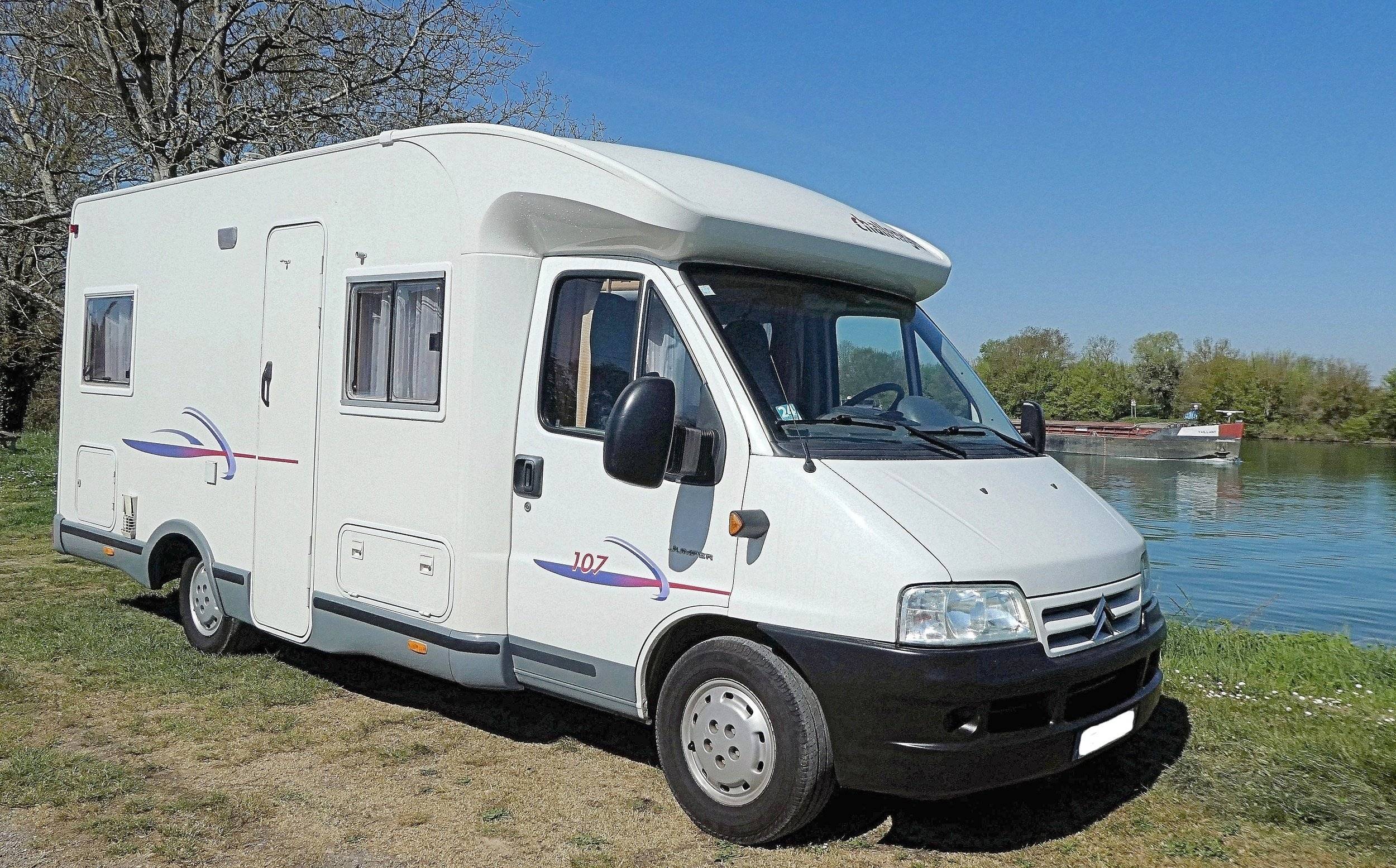 Vista del vehículo ángulo delantero Citroën Jumper 2,2 l 130 ch - Yescapa