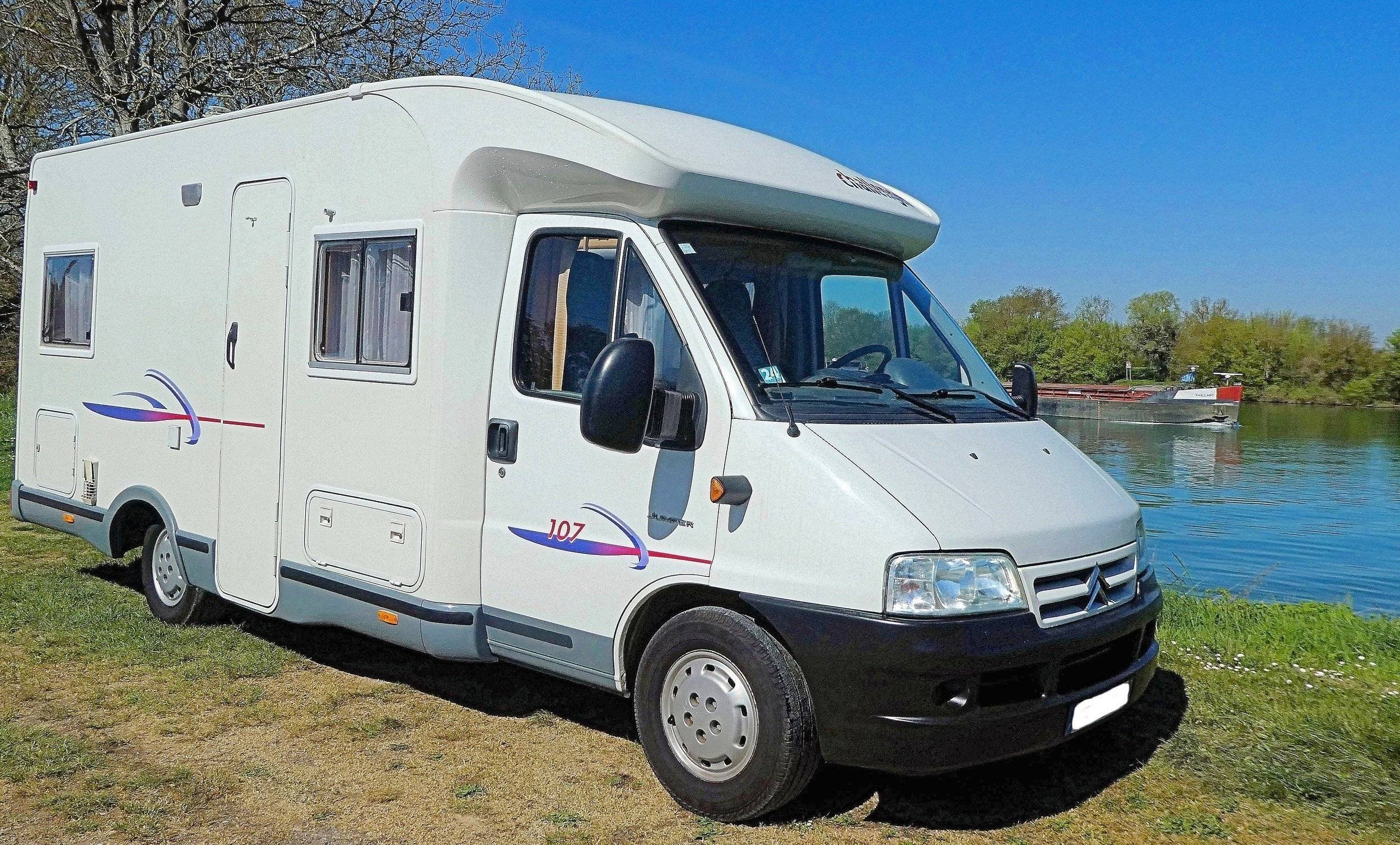 Vista frontale a ¾ Citroën Jumper 2,2 l 130 ch - Yescapa