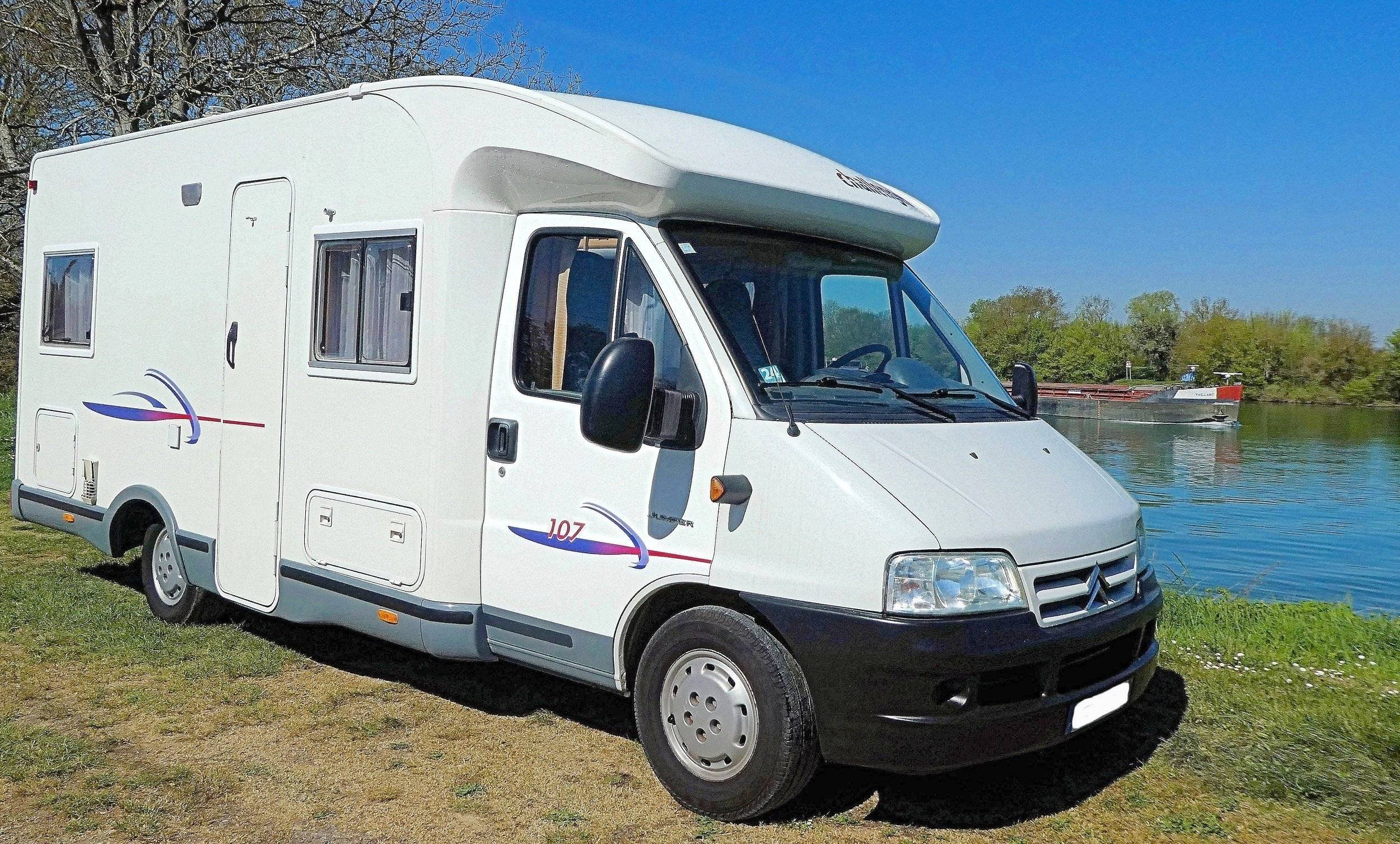 schräge Vorderansicht Citroën Jumper 2,8 l 130 ch - Yescapa