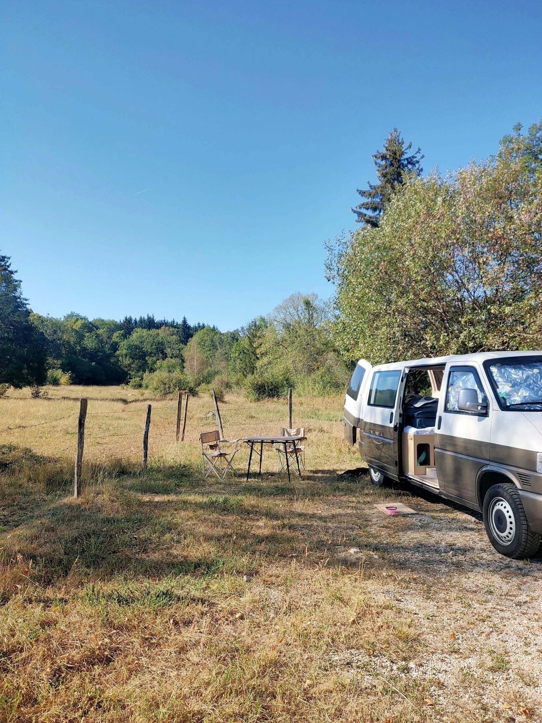 Dining Area Volkswagen Transporter t4 - Yescapa