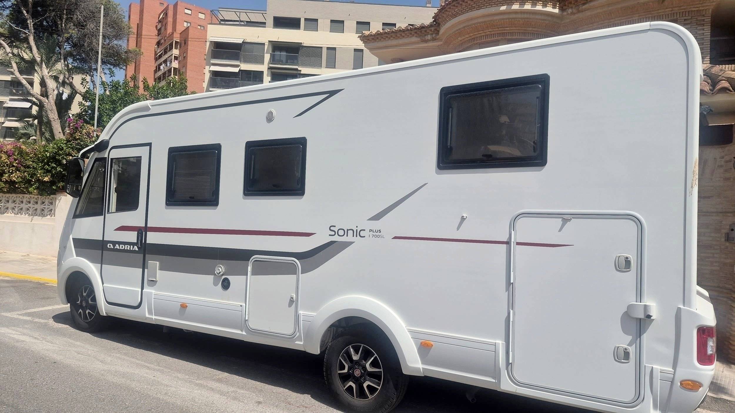 Front view from 3/4 Fiat ADRIA - Yescapa