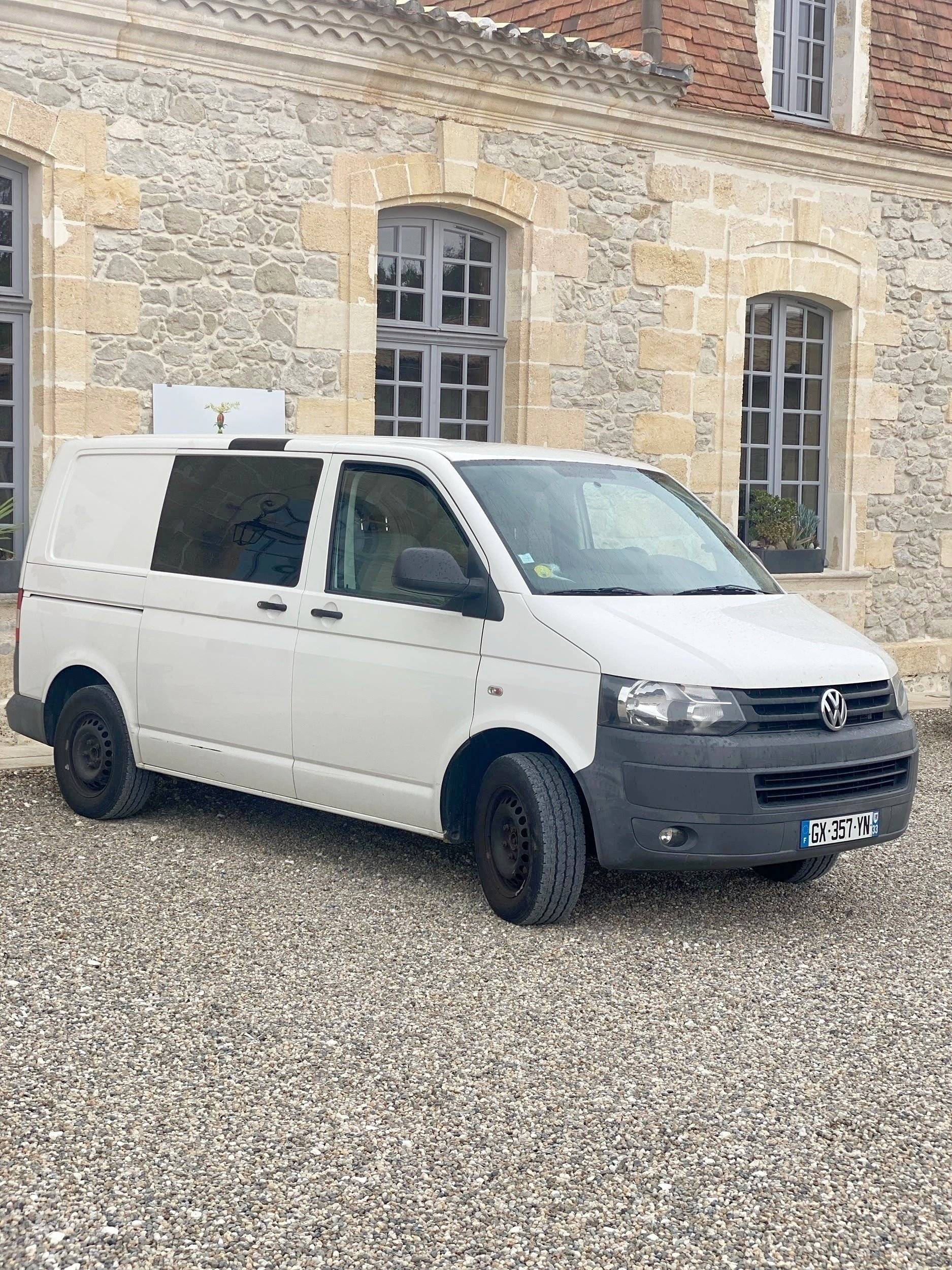 Vue avant de 3/4 Volkswagen T5 2 l 102 ch - Yescapa