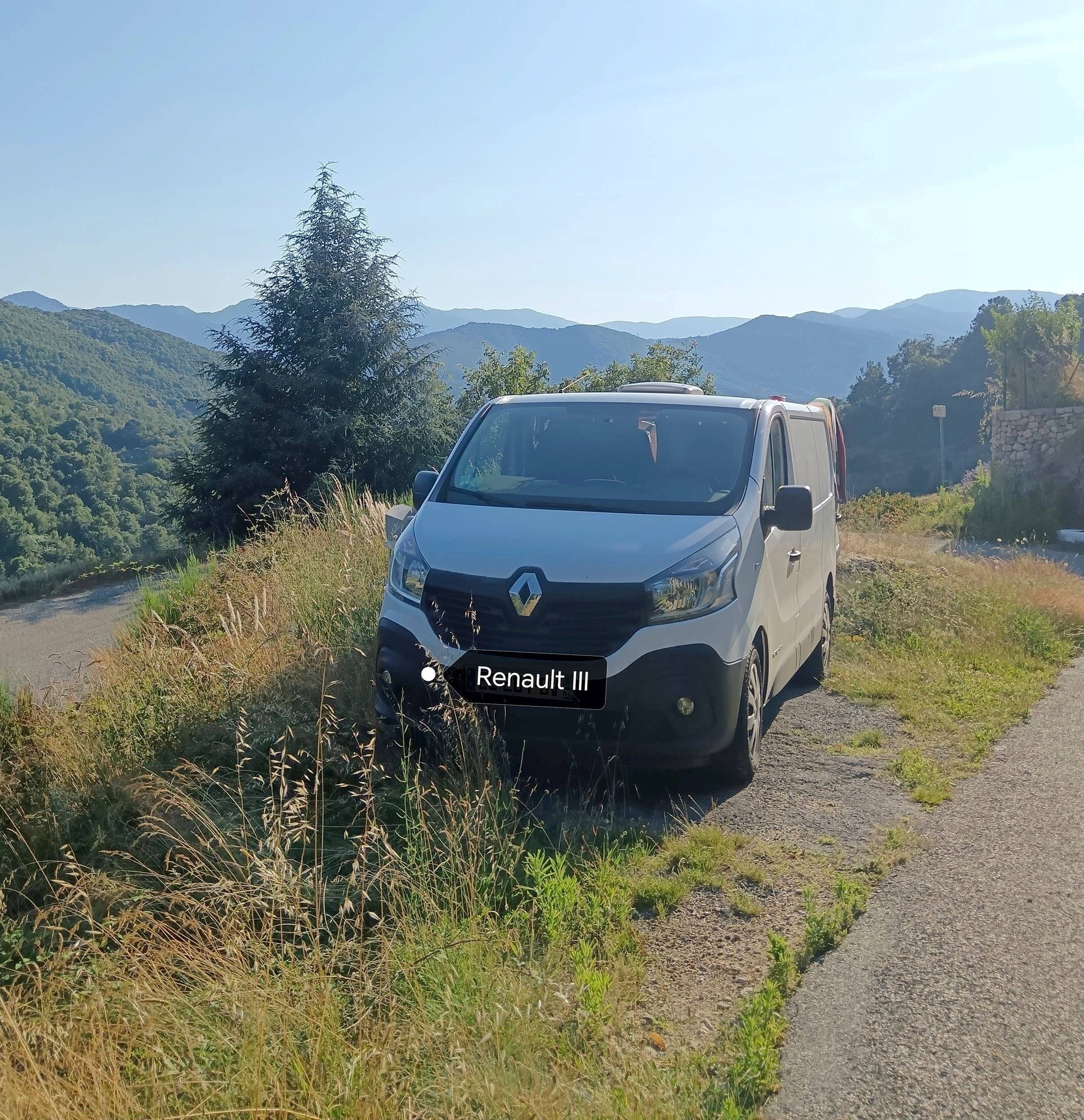 Front view from 3/4 Renault Trafic III L1-H1 1.6L 125cv - Yescapa