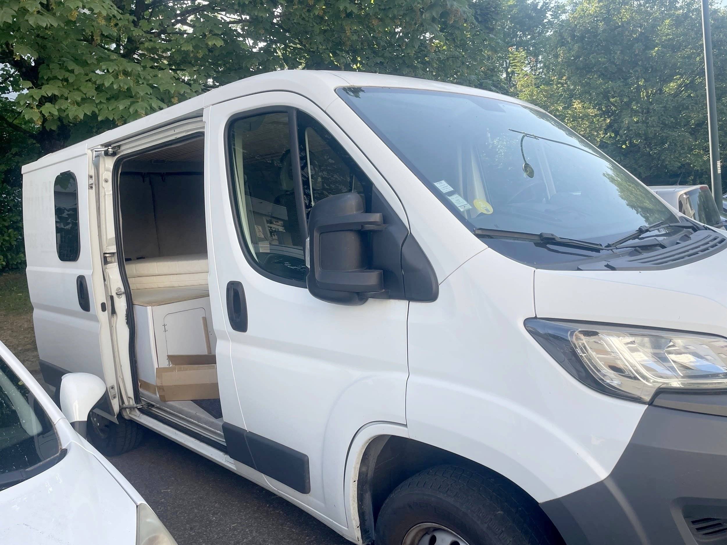 Front view from 3/4 Peugeot Boxer - Yescapa