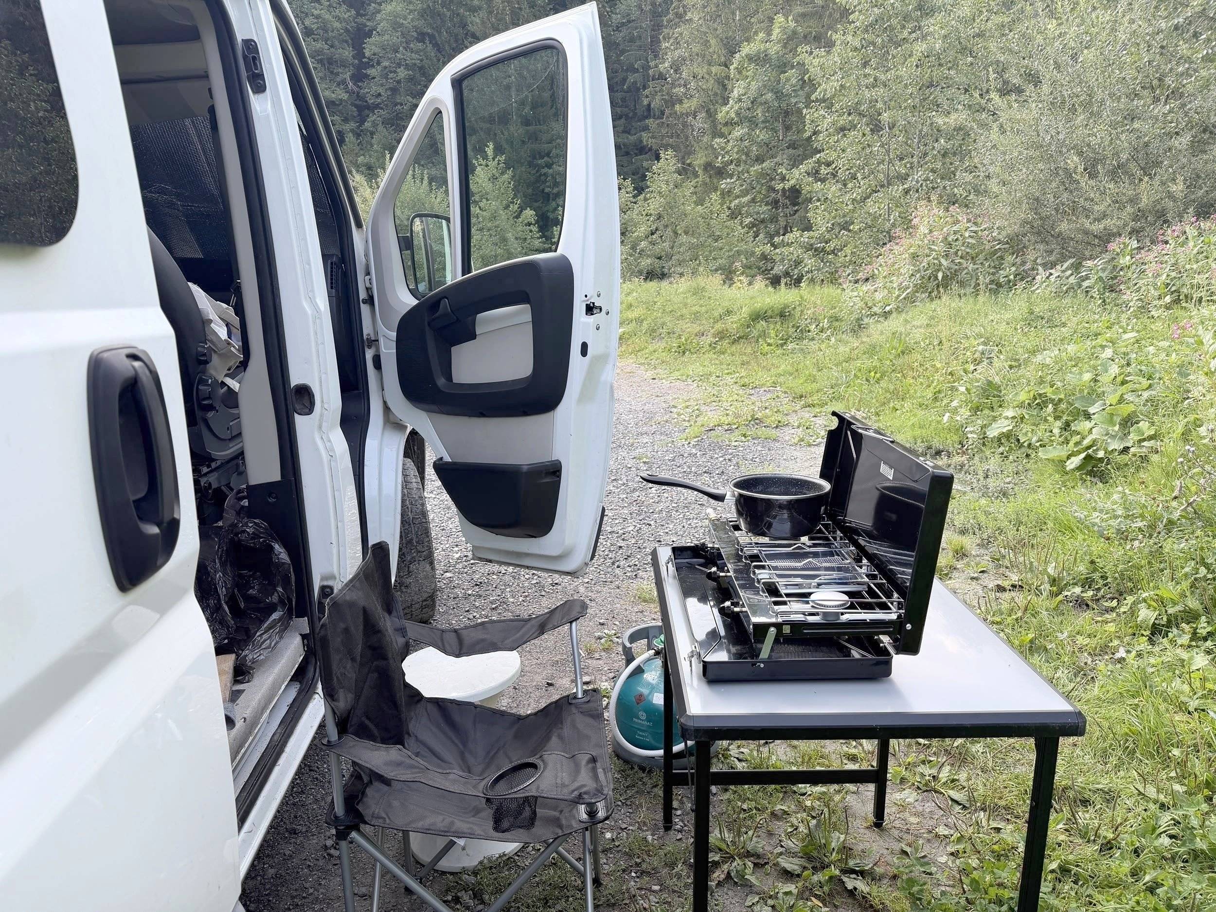 Vista frontale a ¾ Peugeot Boxer - Yescapa