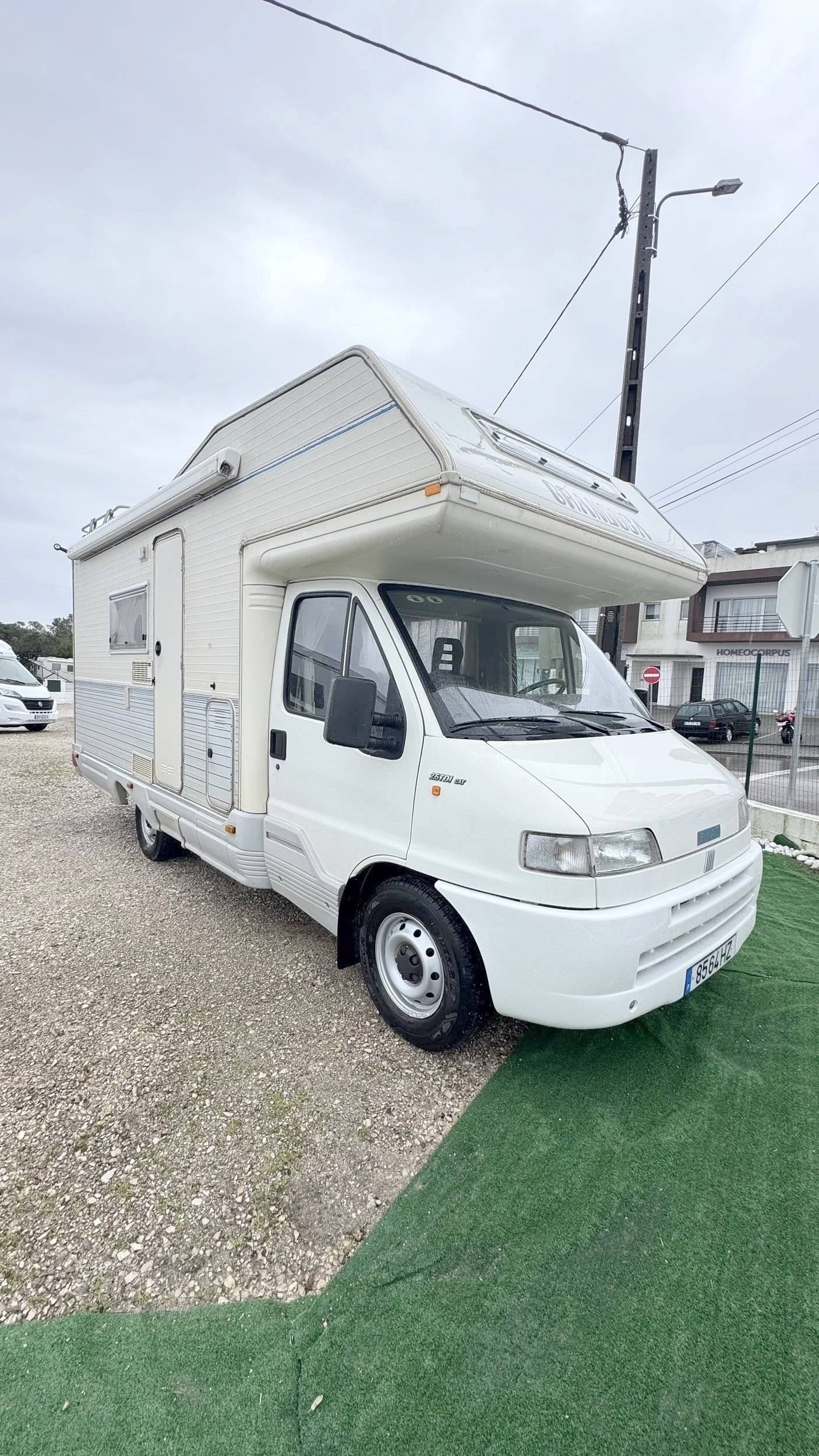Vista de 3/4 Fiat Ducato 2.5 TDI - Yescapa