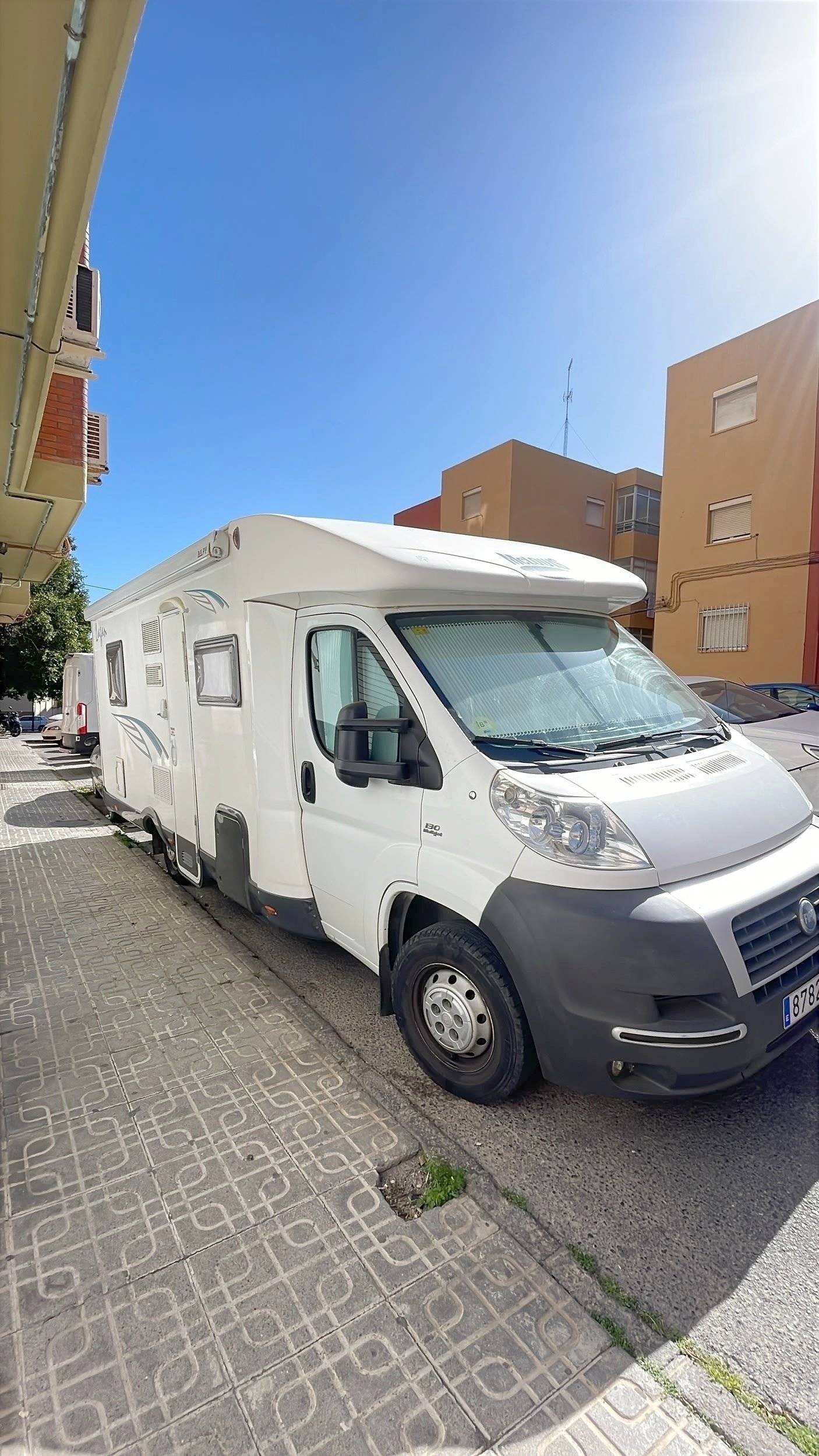 Vue avant de 3/4 Fiat FIAT Ducato 2,3 multijet 2 130 - Yescapa