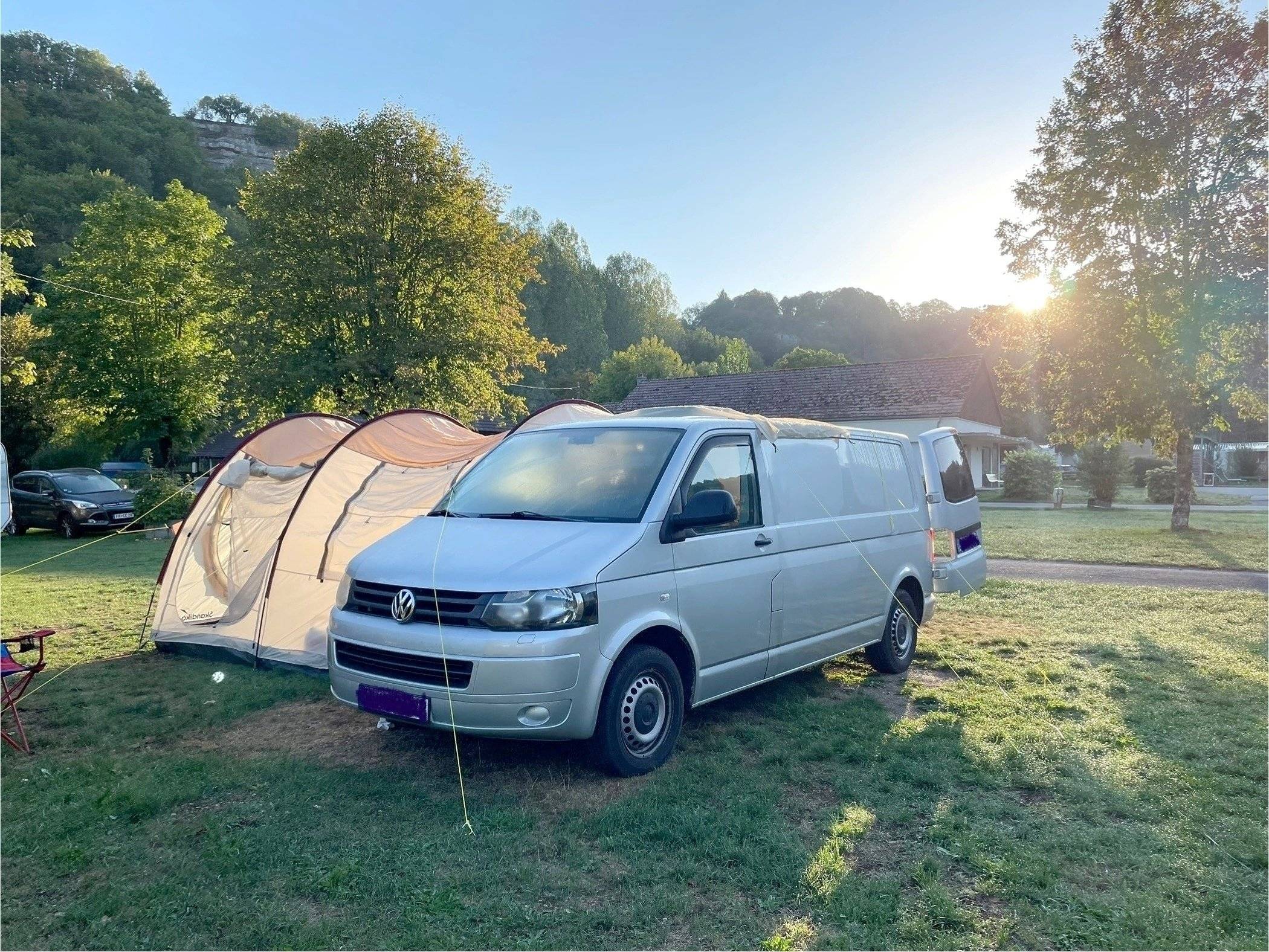 schräge Vorderansicht Volkswagen T5 Long 2,5l TDI 130Cv - Yescapa