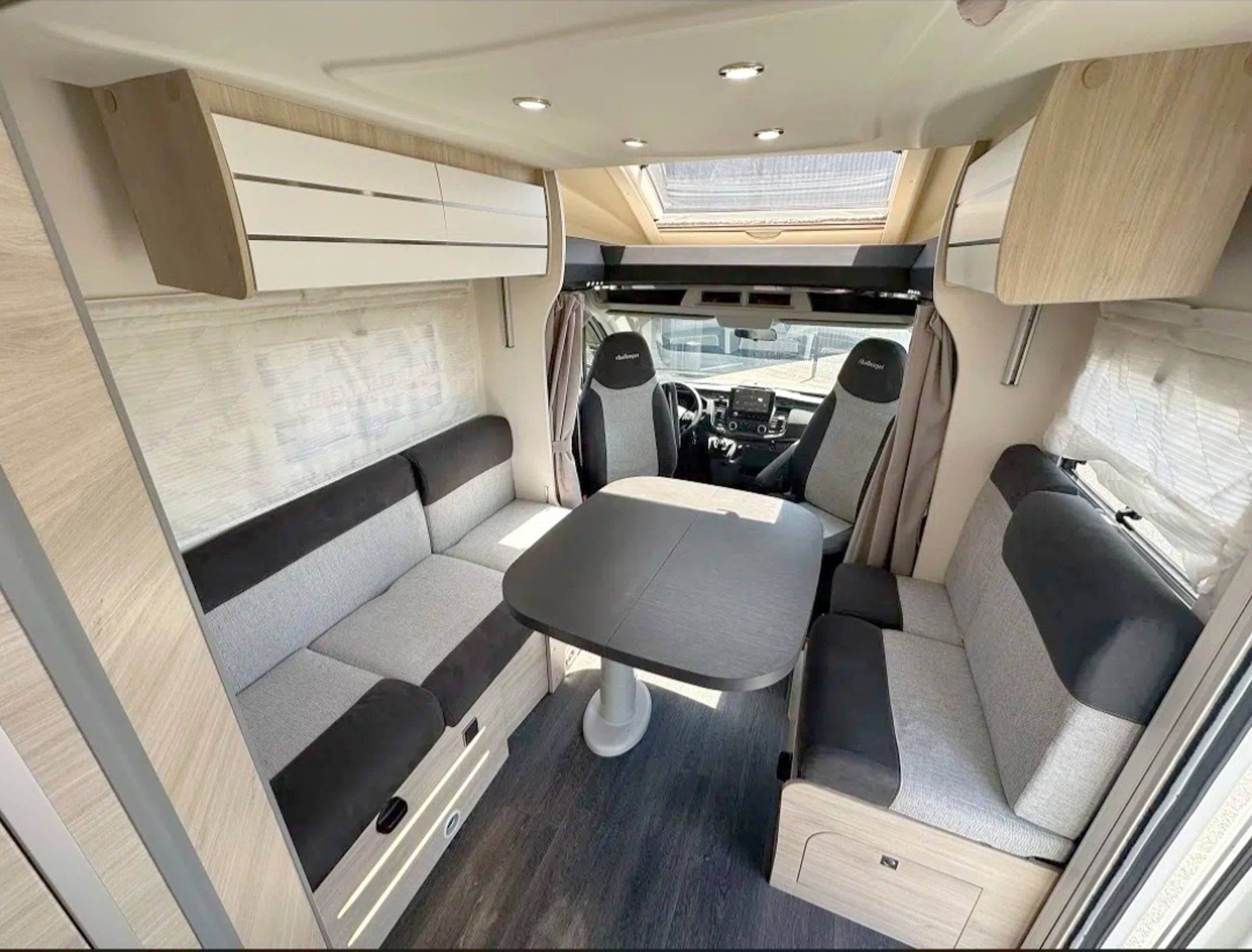 Eethoek Ford Challenger - Yescapa