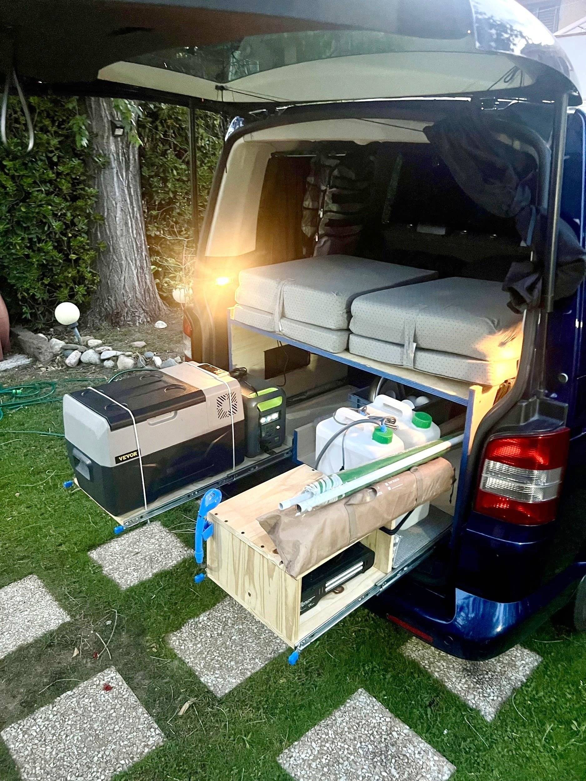 Dining Area Volkswagen T5 2,5 l 130 ch - Yescapa