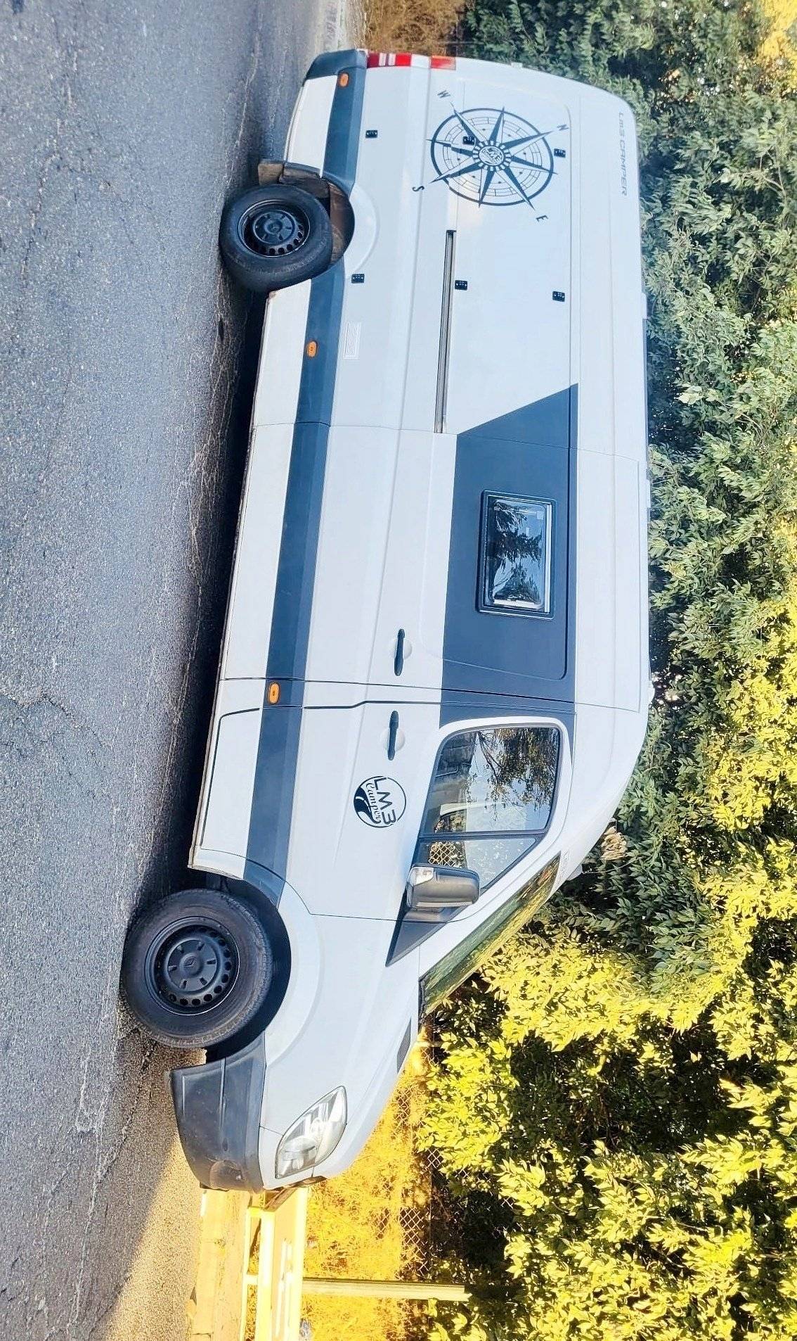 Front view from 3/4 Mercedes Mercedes Sprinter - Yescapa