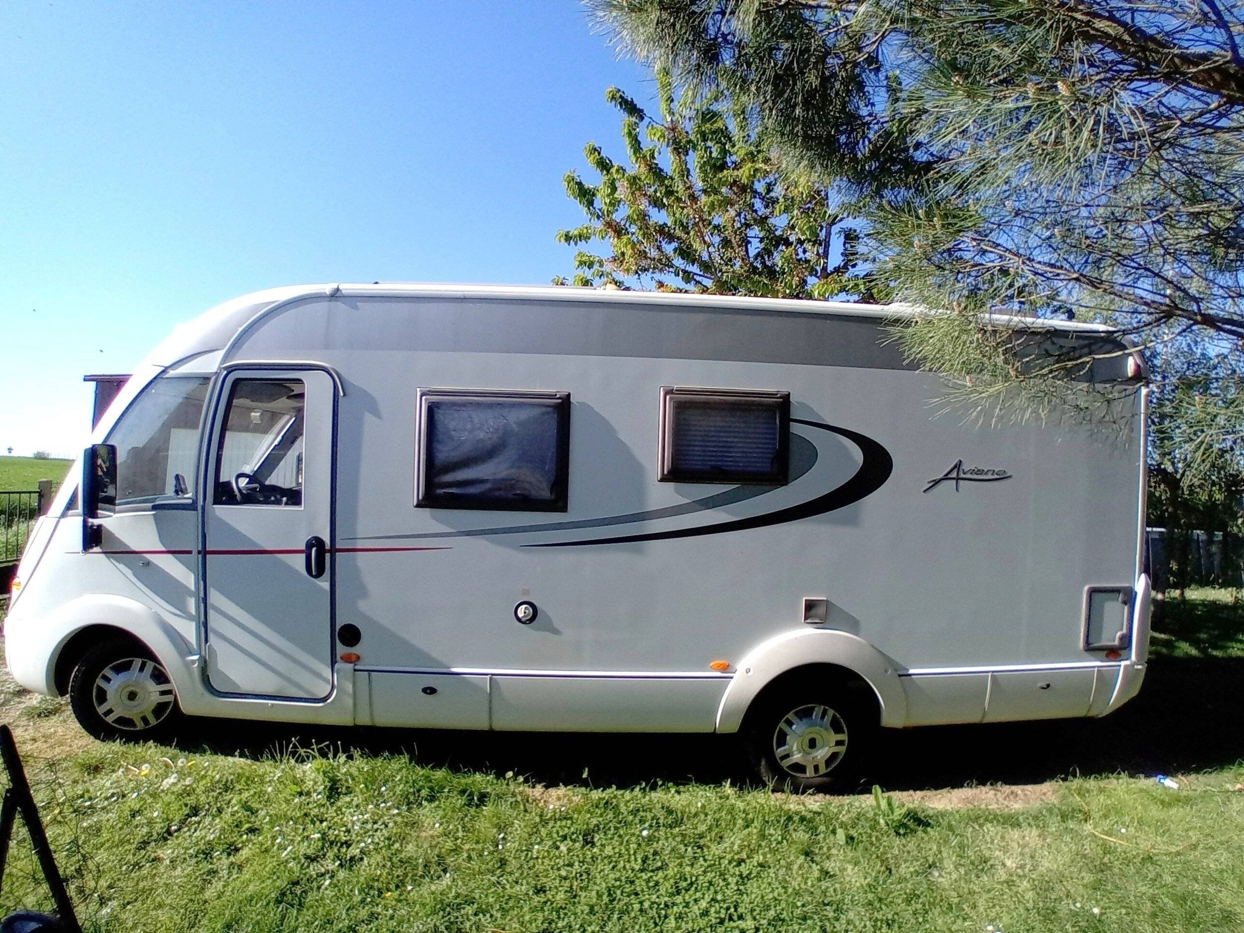 schräge Vorderansicht Fiat 2,3 l 130 ch - Yescapa