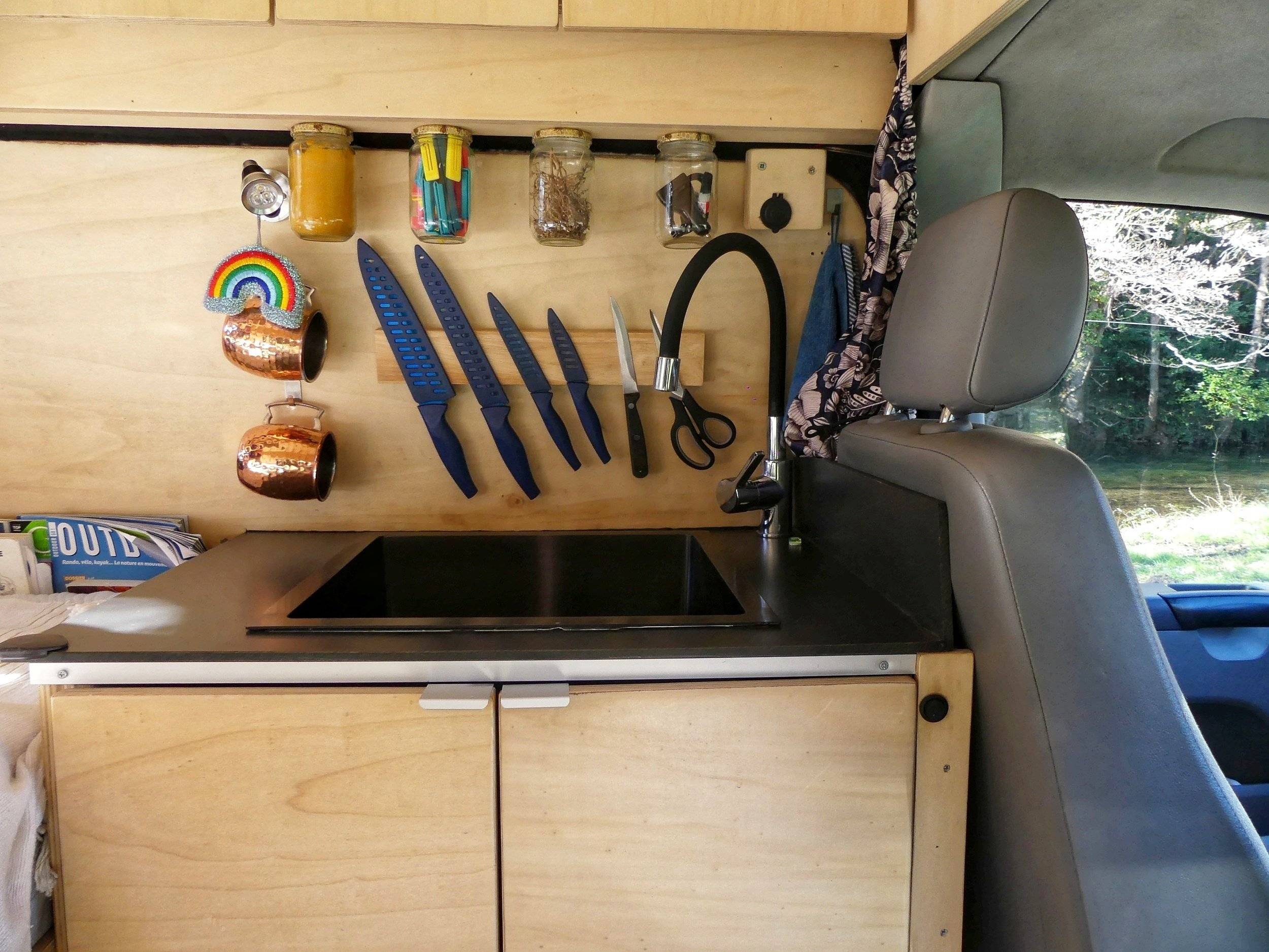 Coin cuisine Volkswagen T5 surélevé - Yescapa
