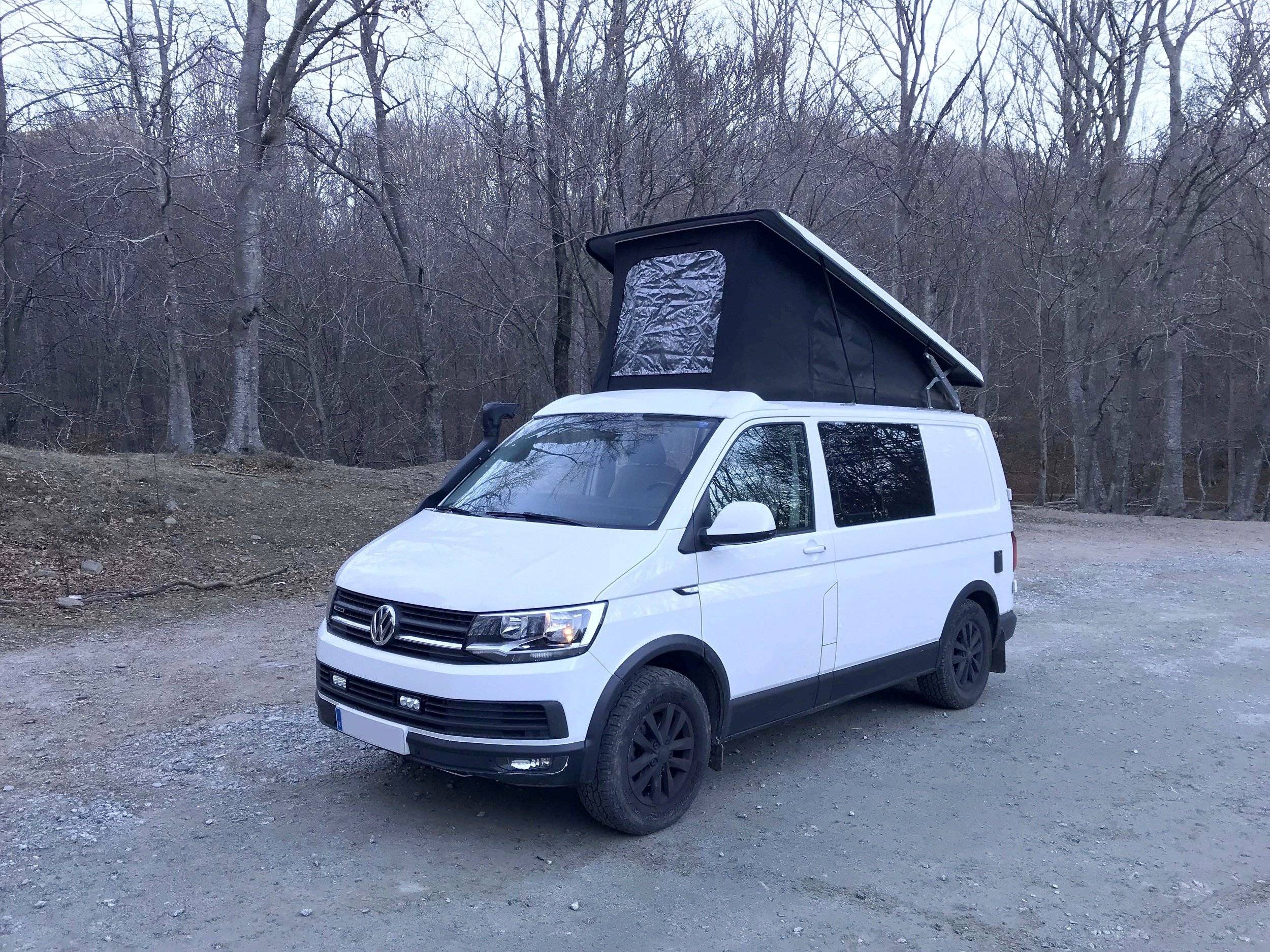 Vista frontale a ¾ Volkswagen T6 Kombi - Yescapa