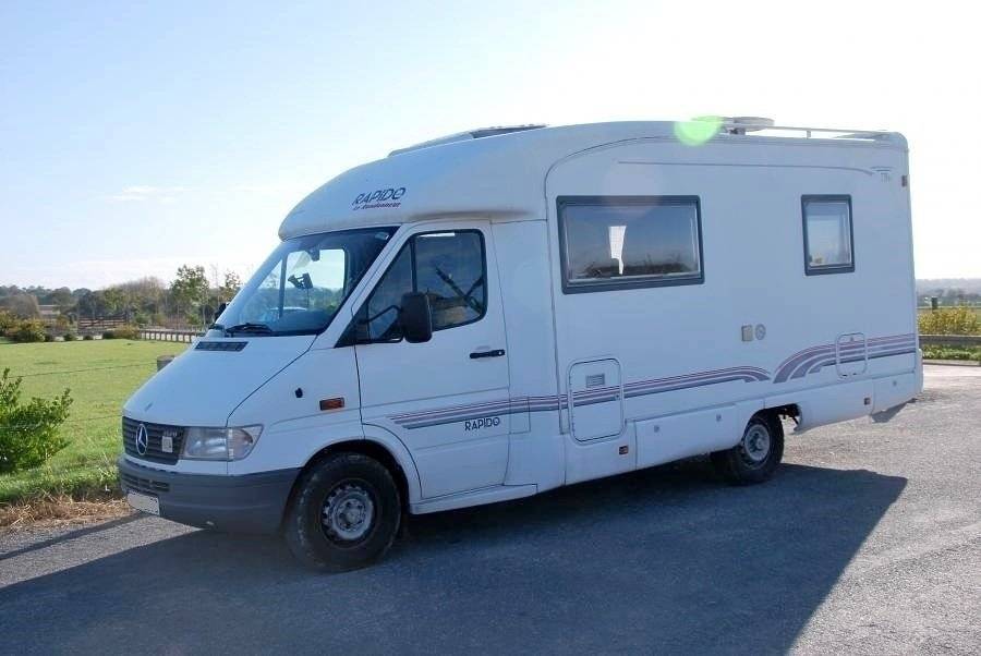 Front view from 3/4 Mercedes Mercedes - Yescapa