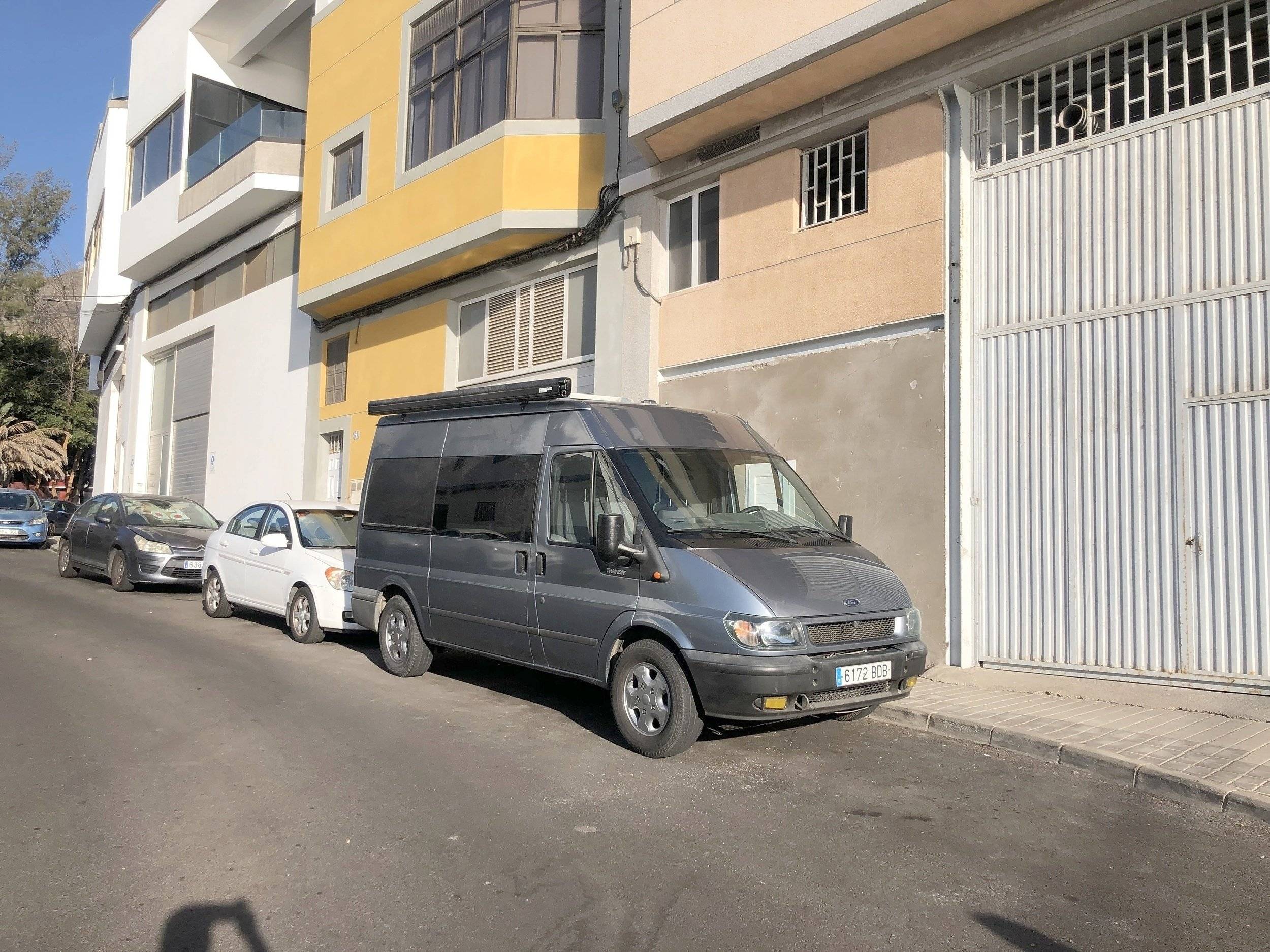 Vue avant de 3/4 Ford FORD TRANSIT - Yescapa