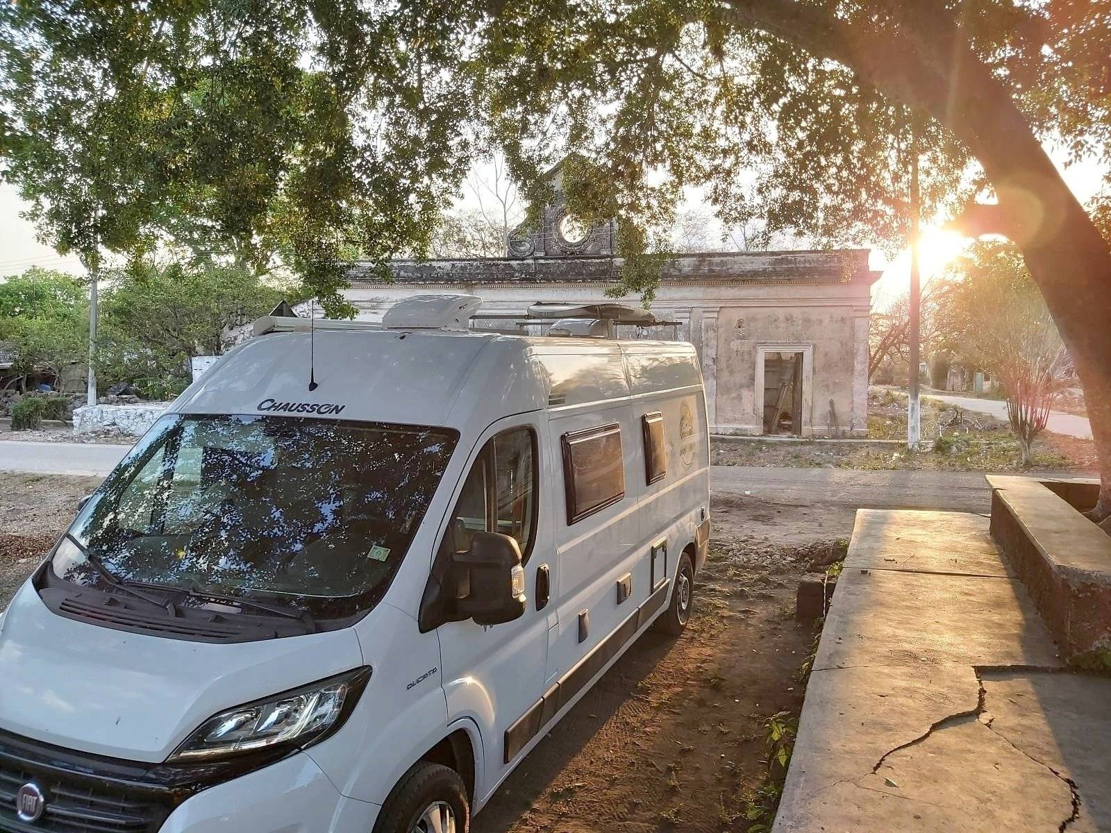schräge Vorderansicht Fiat DUCATO - Yescapa